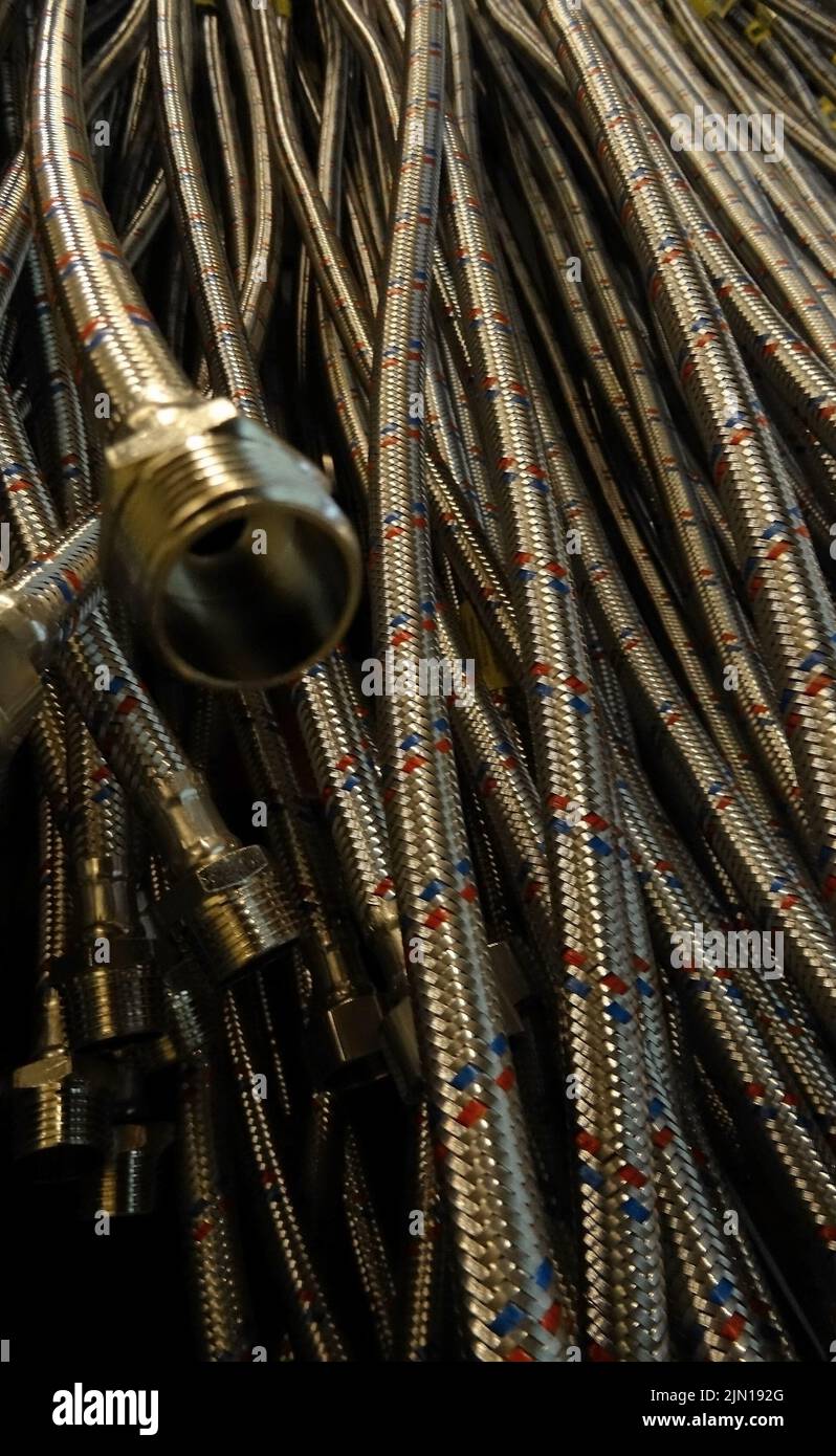 Drainer les tuyaux de pression suspendus sur la tablette du magasin sanitaire Banque D'Images