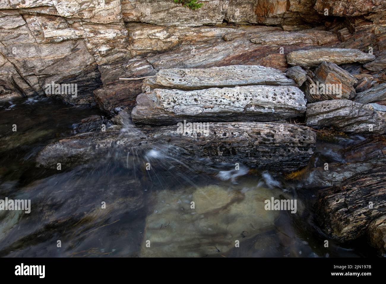 10 juillet 2022. 7 h 36. Rochers sur l'île Barnes. Baie de Casco. Maine. Série Tide. Deuxième de deux. Série Tide. Banque D'Images