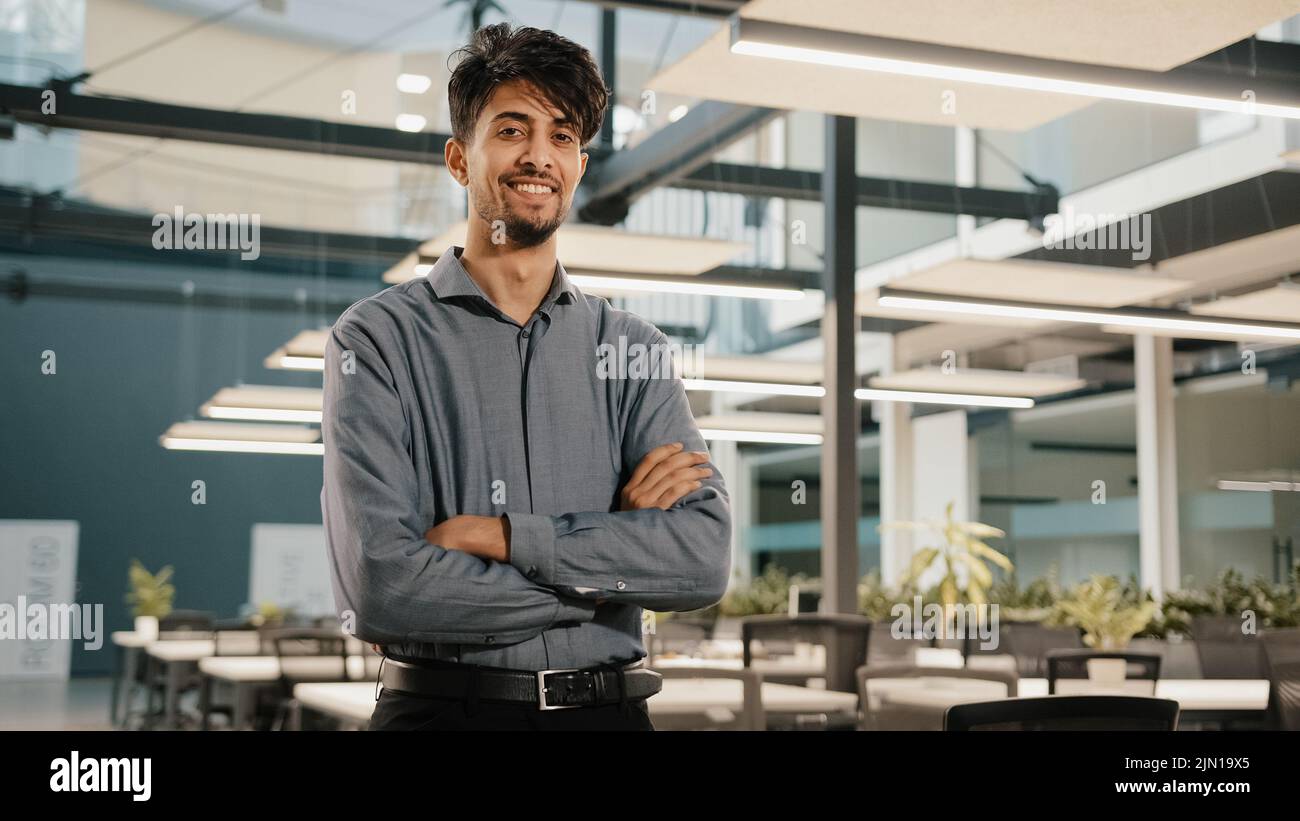 Homme d'affaires indien souriant et confiant, homme analyste financier, employé professionnel, au bureau, avec des armes croisées, un bel adulte arabe Banque D'Images