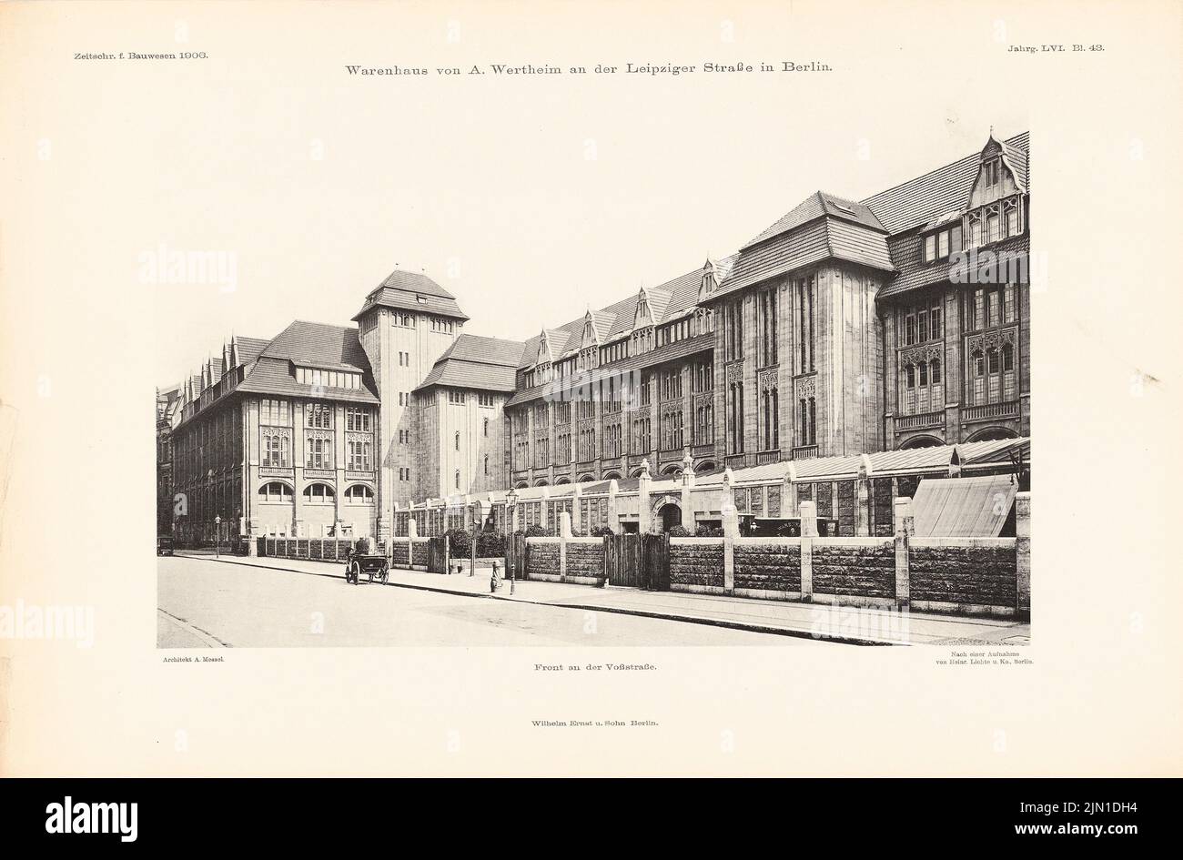 Messel Alfred (1853-1909), Wertheim, Leipziger Straße, Berlin. (De : Atlas au magazine for Building, éd. V. Ministry of public Works, JG. 56, 1906) (1906-1906): Vue de Voßstraße. Pression sur papier, 30,1 x 45,7 cm (y compris les bords de balayage) Messel Alfred (1853-1909): Warenhaus Wertheim, Leipziger Straße, Berlin. (AUS: Atlas zur Zeitschrift für Bauwesen, hrsg. V. Ministerium der öffentlichen Arbeiten, JG. 56, 1906) Banque D'Images