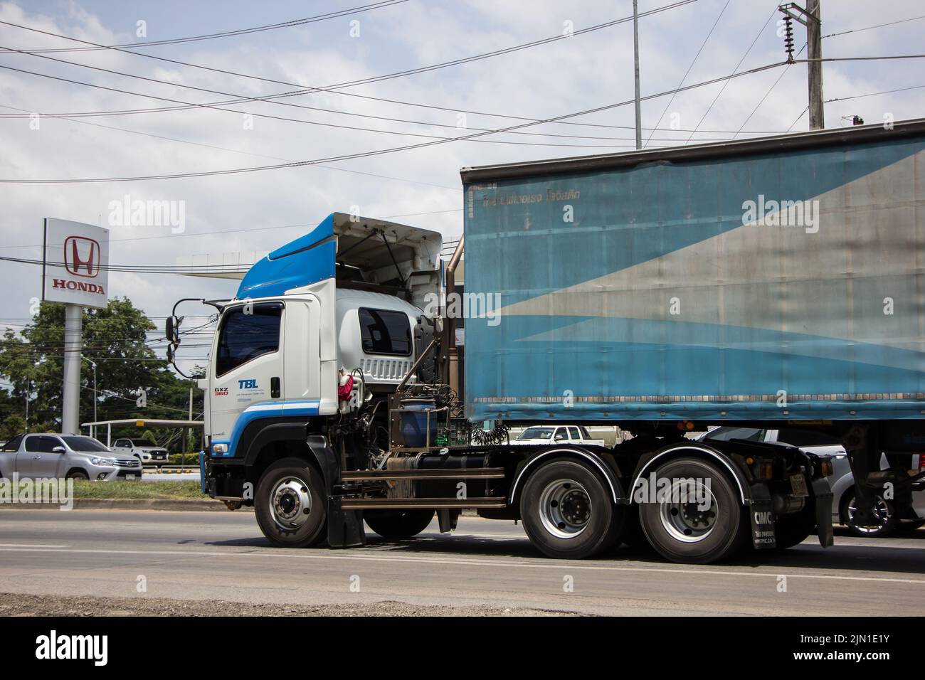 Chiangmai, Thaïlande - 13 juin 2022: Camion de TBL. Logistique des boissons thaïlandaises. Sur la route n°1001, à 8 km de la ville de Chiangmai. Banque D'Images
