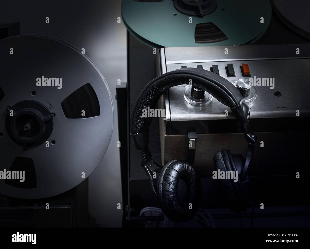 Machines à bandes en bobine ouverte. Un casque raccroche sur l'un d'entre eux. Touche Bas. Banque D'Images