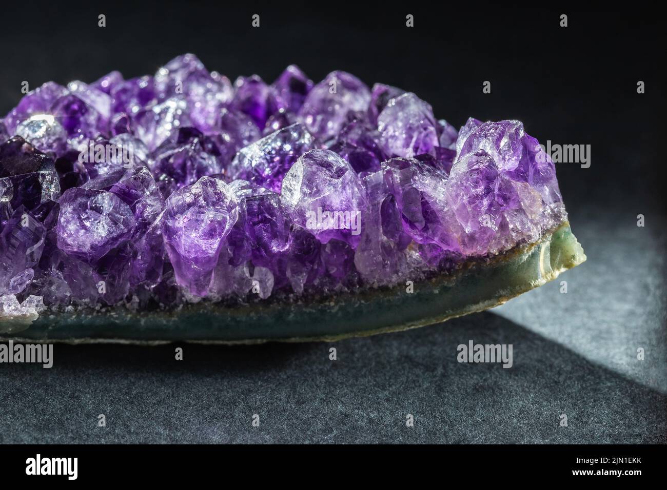 Violet Amethyst druse cristaux gemstone cluster sur fond noir. Gros plan extrême. Banque D'Images
