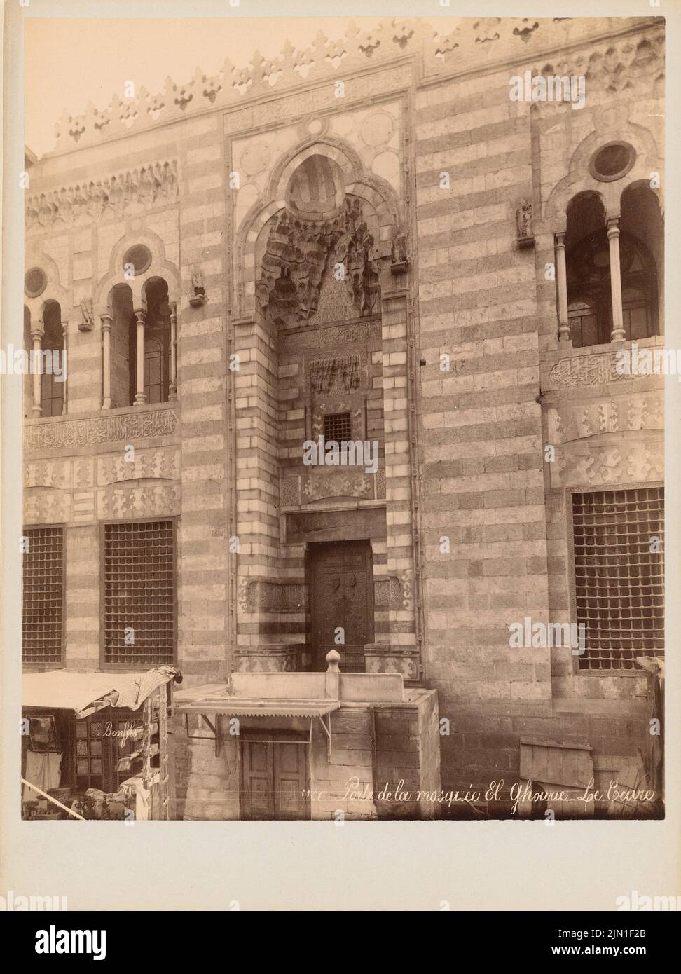 Bonfils Félix (1831-1885), mosquée EL-Ghuri au Caire (sans dat.) : découpe de façade avec portail. Photo sur carton, 31,9 x 23,8 cm (y compris les bords de numérisation) Bonfils Félix (1831-1885): El-Ghuri Moschee, Kairo Banque D'Images