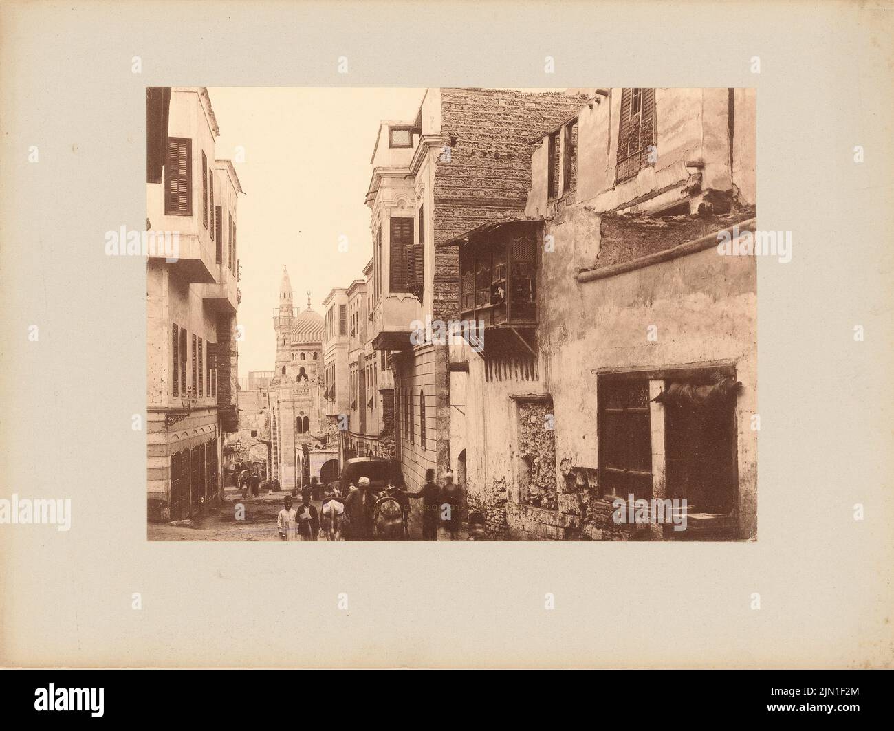 Photographe inconnu, 'Old Street' au Caire (sans dat.): Marktstrasse, voir la Mosquée AF. Photo sur carton, 24 x 32,1 cm (y compris les bords de numérisation) Unbek. Fotograf : »Old Street«, Kairo Banque D'Images