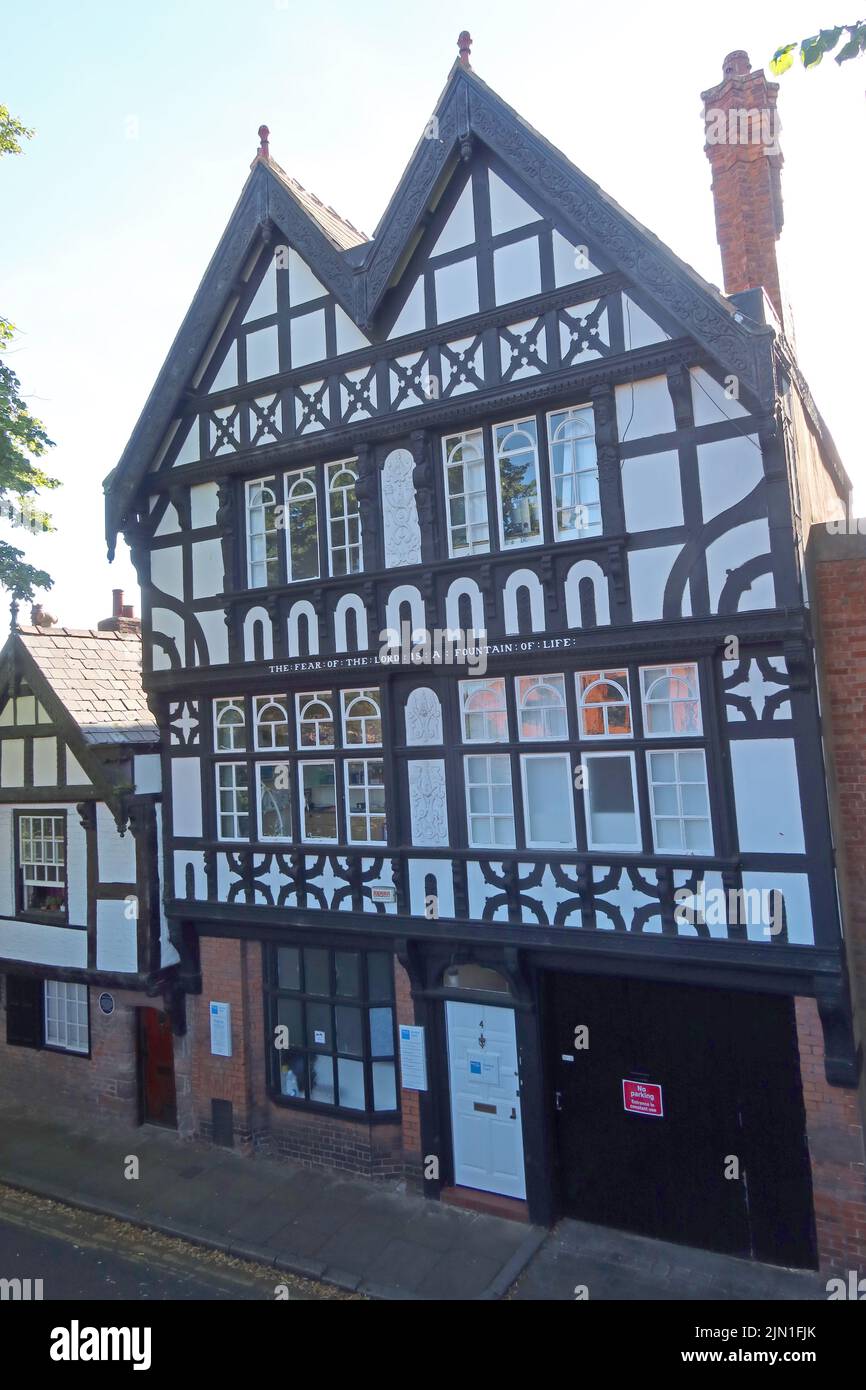 Dentiste dans un bâtiment classé de style Tudor, la peur du seigneur est une fontaine de vie - Bâtiment , 4 Park St, Chester, Cheshire, CH1 1RN, Proverbs14-27 Banque D'Images