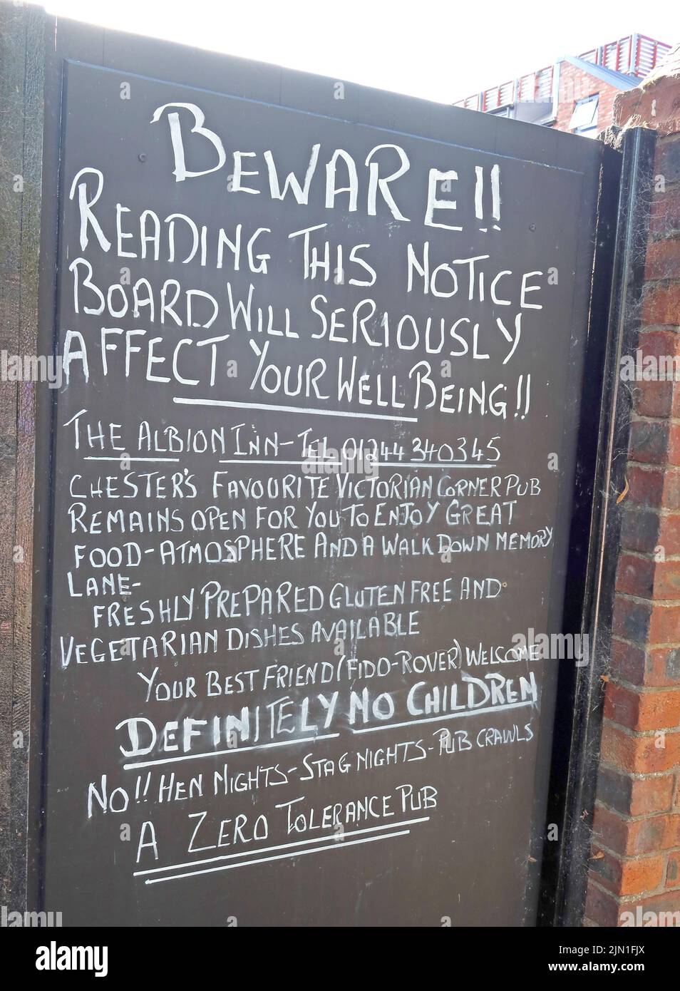 Avis et règles au tableau à l'Albion Inn, Park Street, Chester, Cheshire, Angleterre, UK, CH1 1RQ - ATTENTION ! Banque D'Images