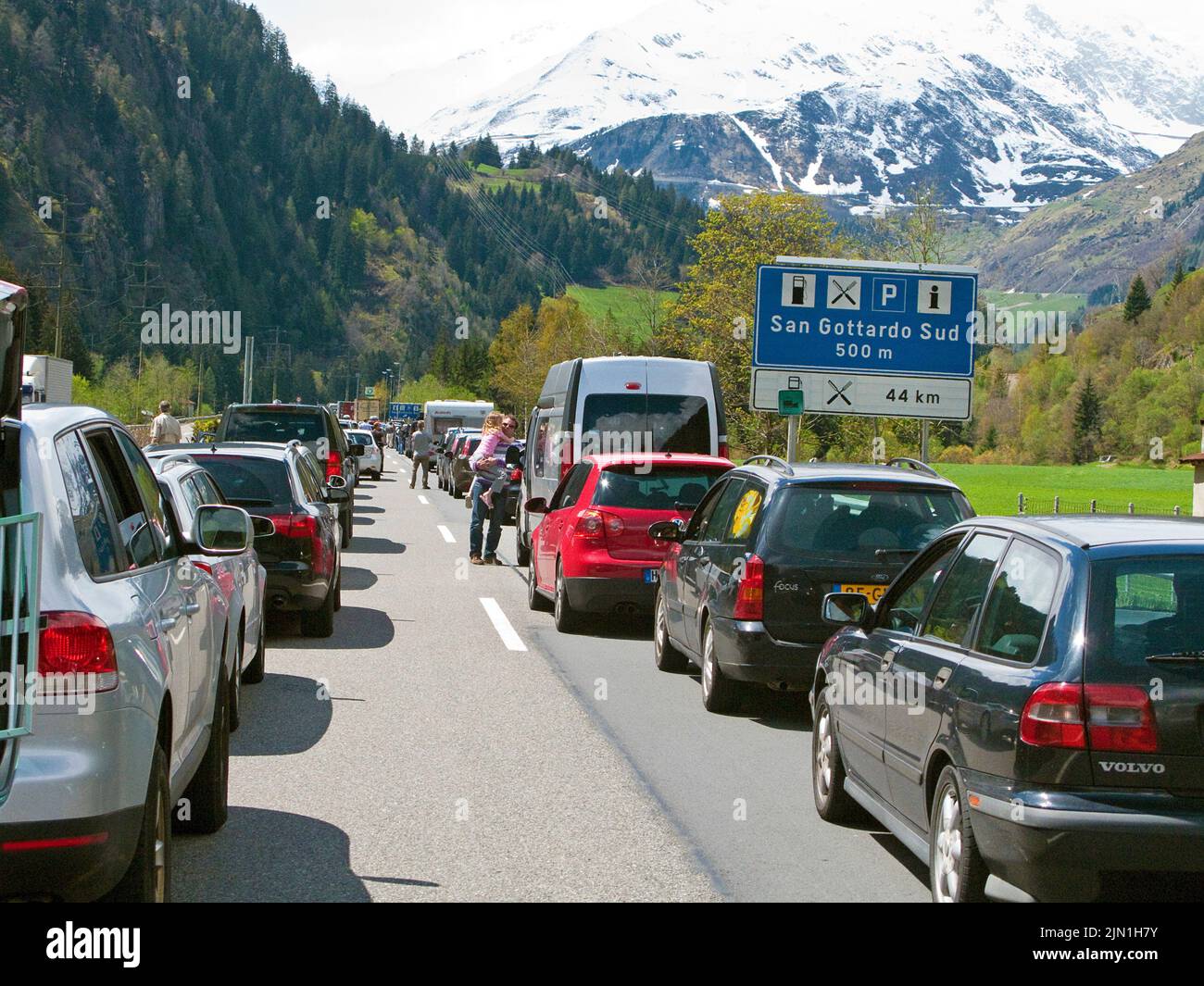 Ligne de voitures, embouteillage sur l'autoroute au tunnel de San Gotthard, Suisse, Europe Banque D'Images