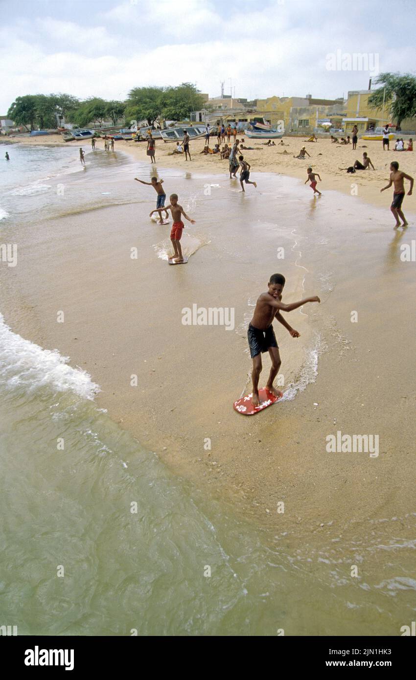 Enfants avec planches de surf sur la plage, Sal Rei, Boavista, Iles du Cap-Vert, Afrique, Océan Atlantique Banque D'Images