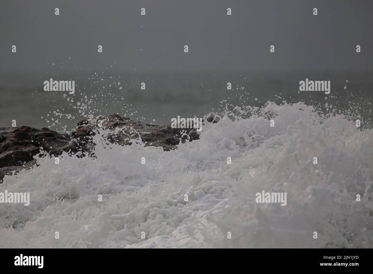 Projection de vagues de rupture détaillée. Côte rocheuse du Portugal du Nord. Banque D'Images