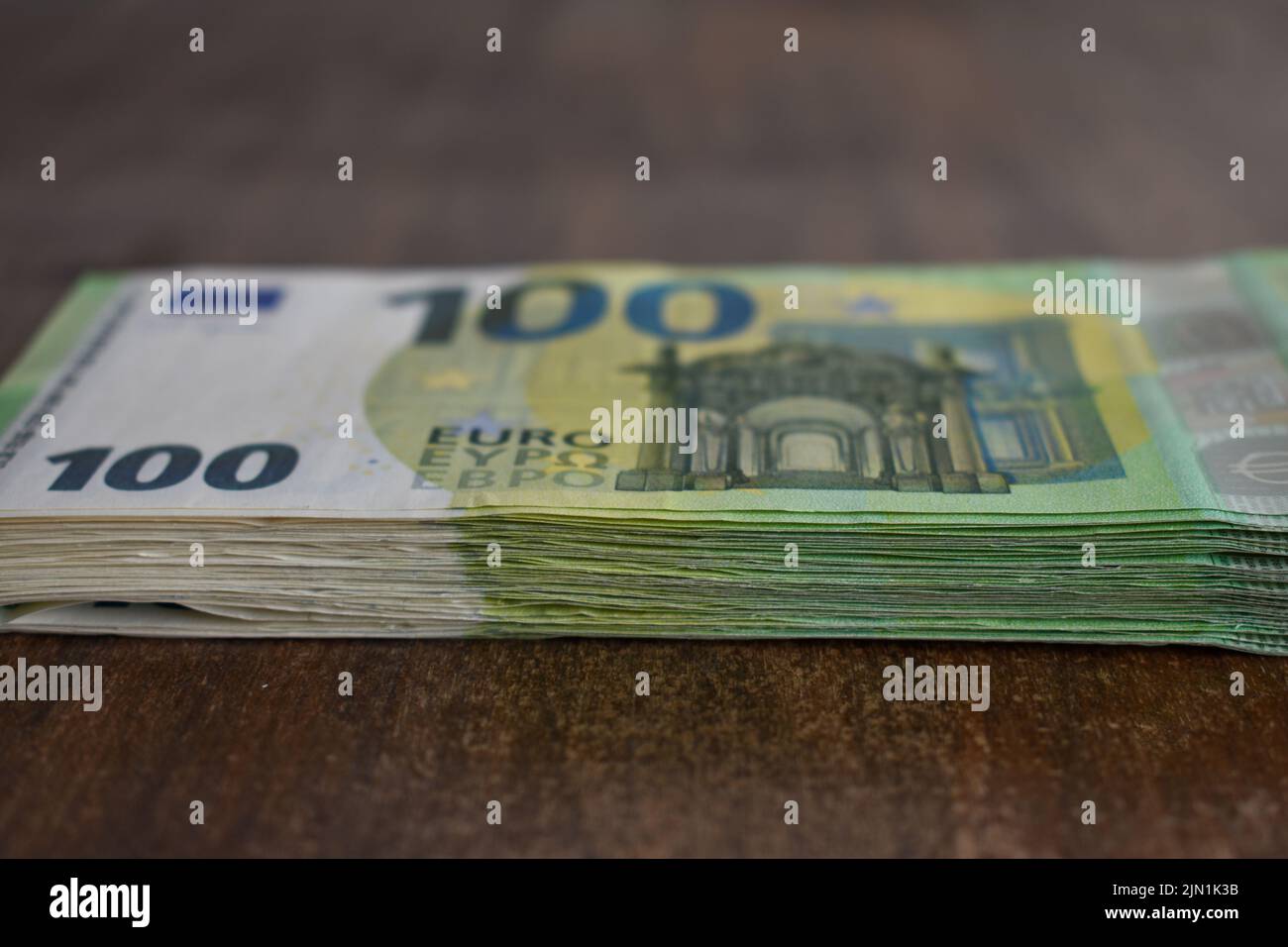 Pile de billets de banque de 100 euros sur une table Banque D'Images