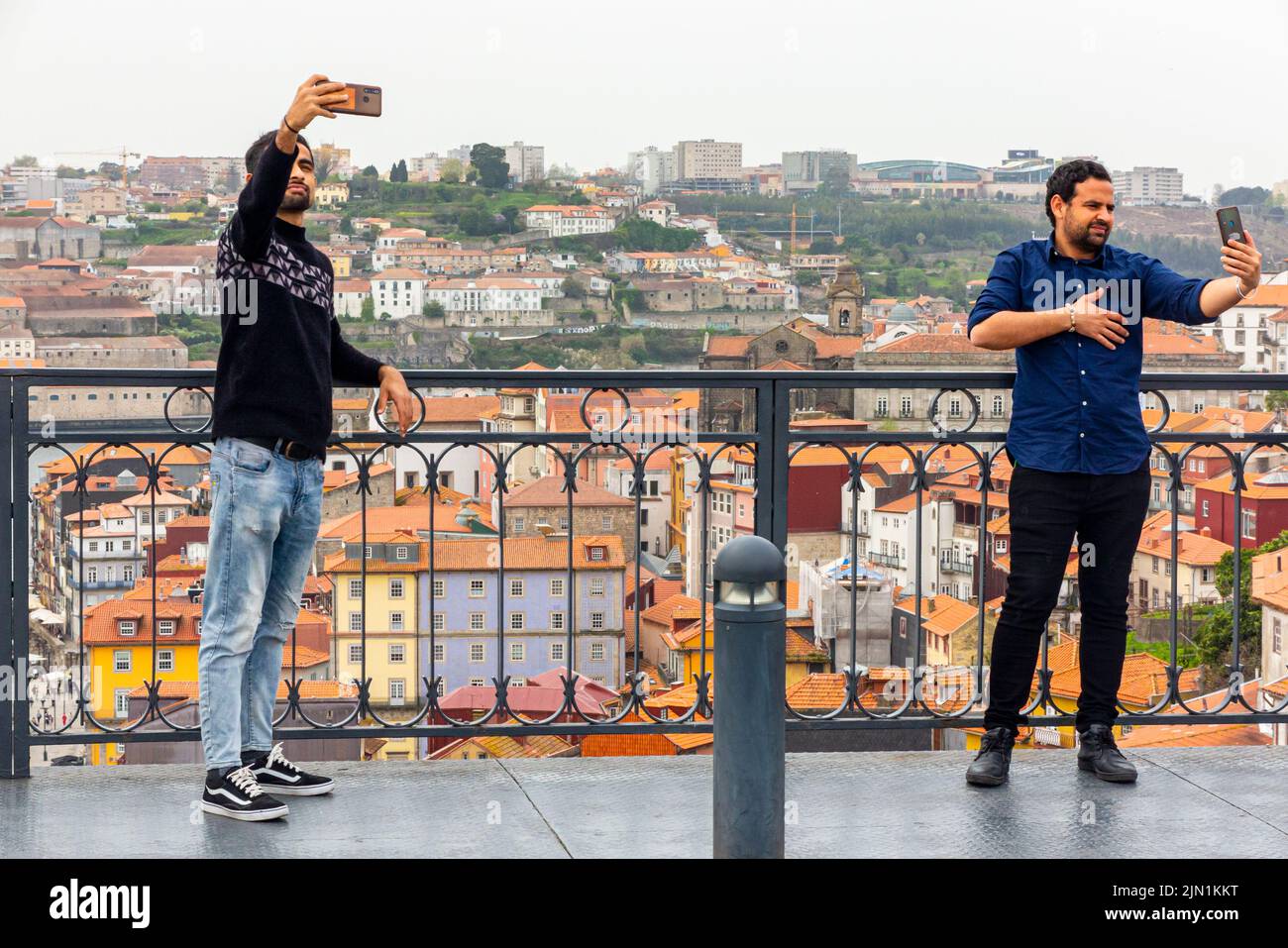 Touristes prenant des selfies près du pont Luiz 1 pont au-dessus du fleuve Douro Porto Portugal. Banque D'Images