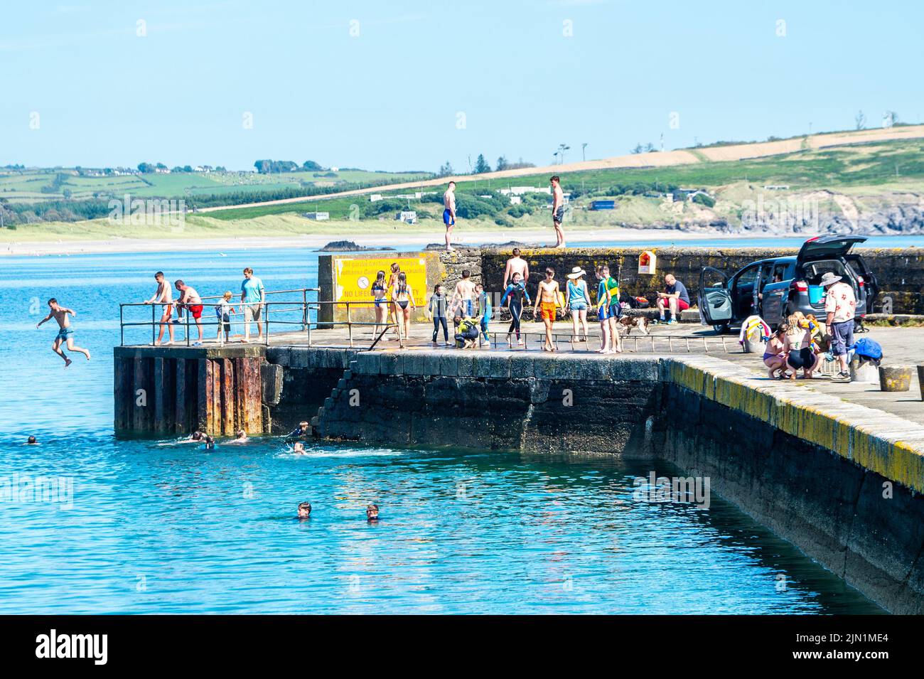 Rosscarbery, West Cork, Irlande. 8th août 2022. Rosscarbery Pier était très occupé aujourd'hui avec des gens qui se plongeaient dans l'eau pour se rafraîchir une journée avec des températures atteignant 21C. Crédit : AG News/Alay Live News Banque D'Images