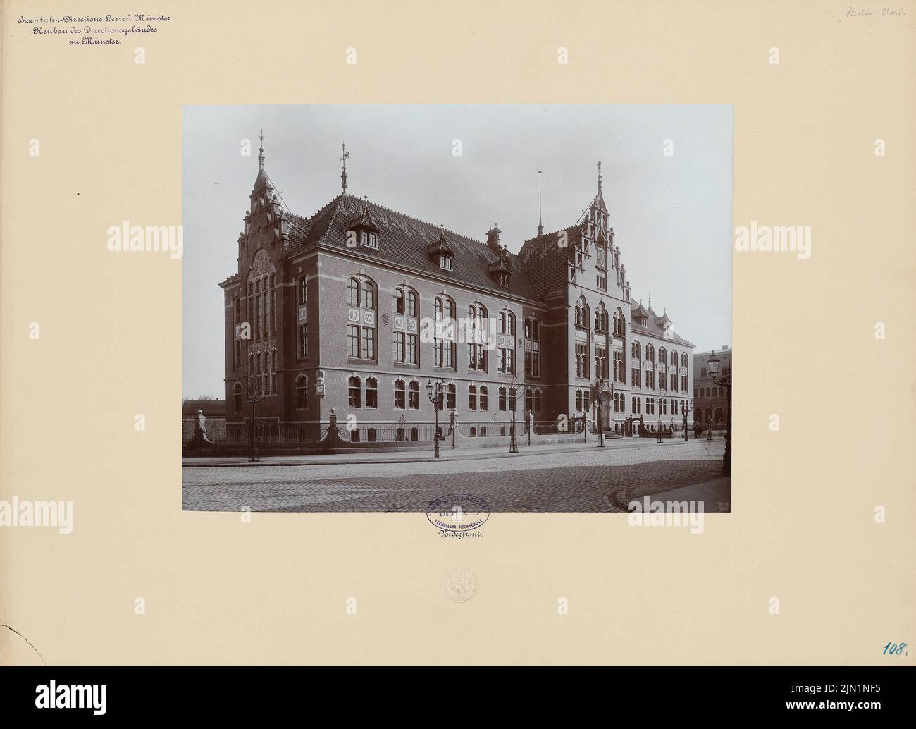 N.N., Direction des chemins de fer, Münster (1897) : vue de face. Photo sur carton, 47,5 x 65,3 cm (y compris les bords de numérisation) N.N. : Eisenbahndirektion, Münster Banque D'Images