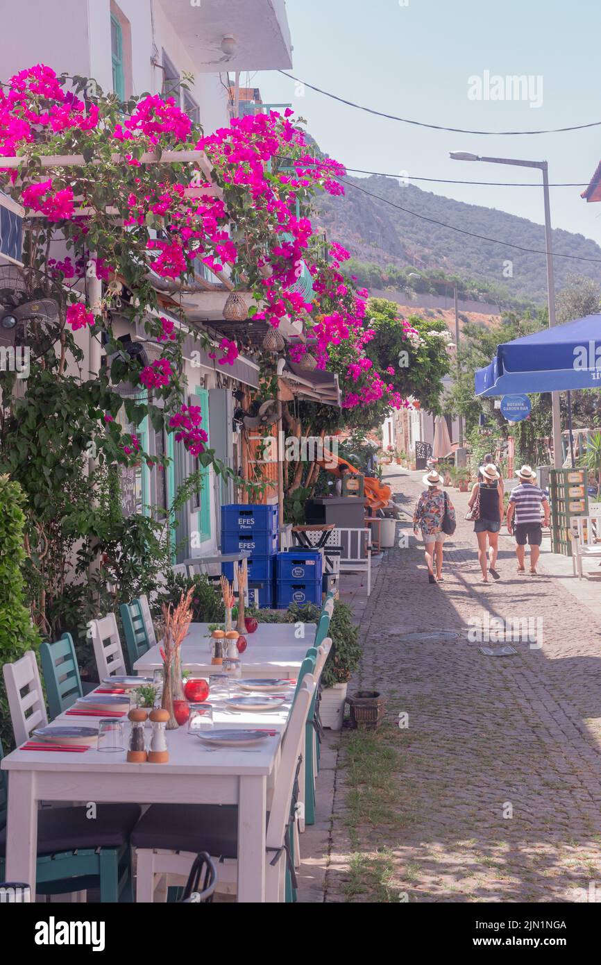 Kalkan, Antalya, Turquie - 6 juillet 2022: Touristes marchant dans la rue, vue sur la rue colorée Banque D'Images