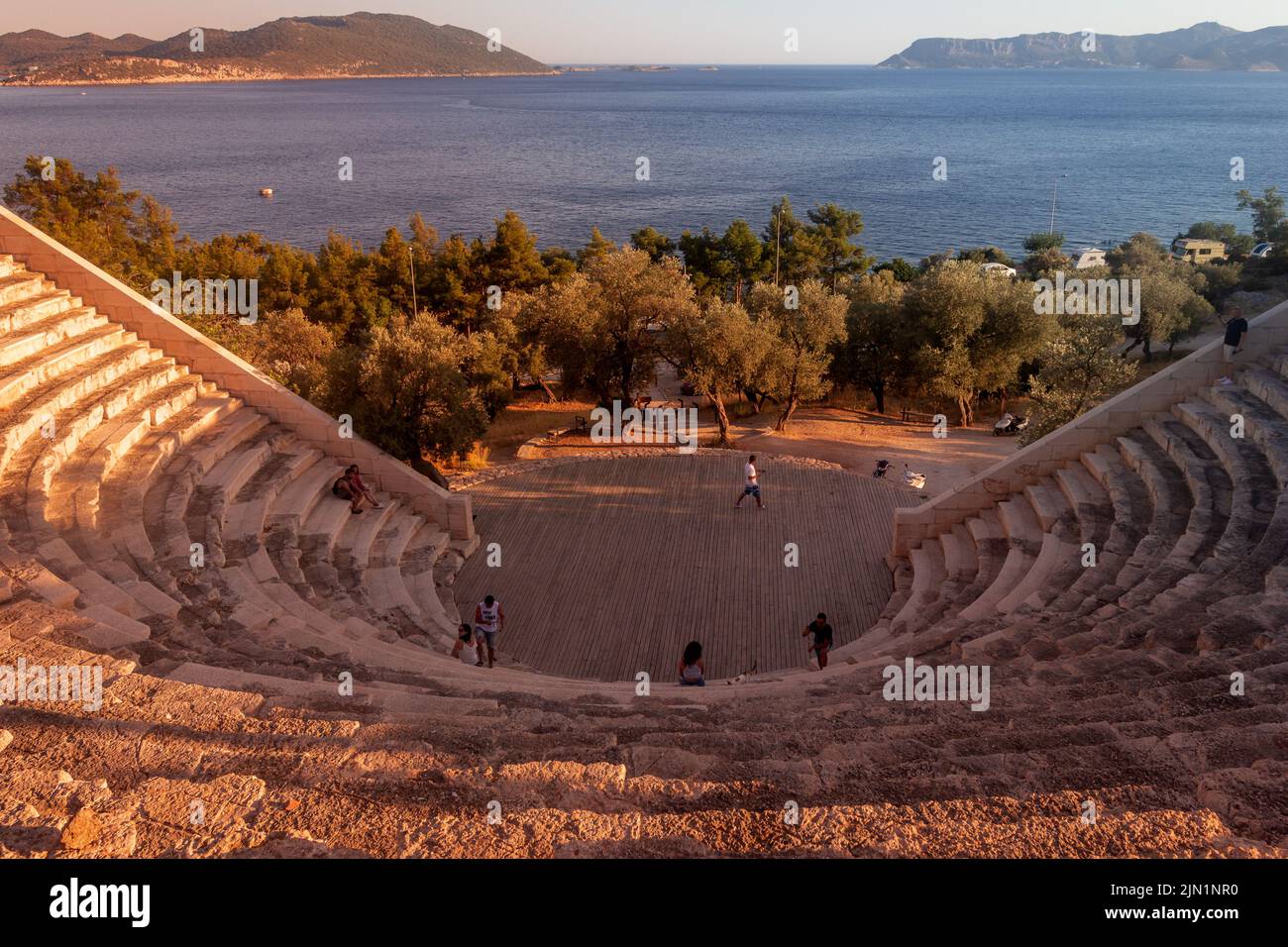 Kas, Antalya, Turquie - 4 juillet 2022: Théâtre antique, vue de dessus de l'ancien théâtre au coucher du soleil Banque D'Images