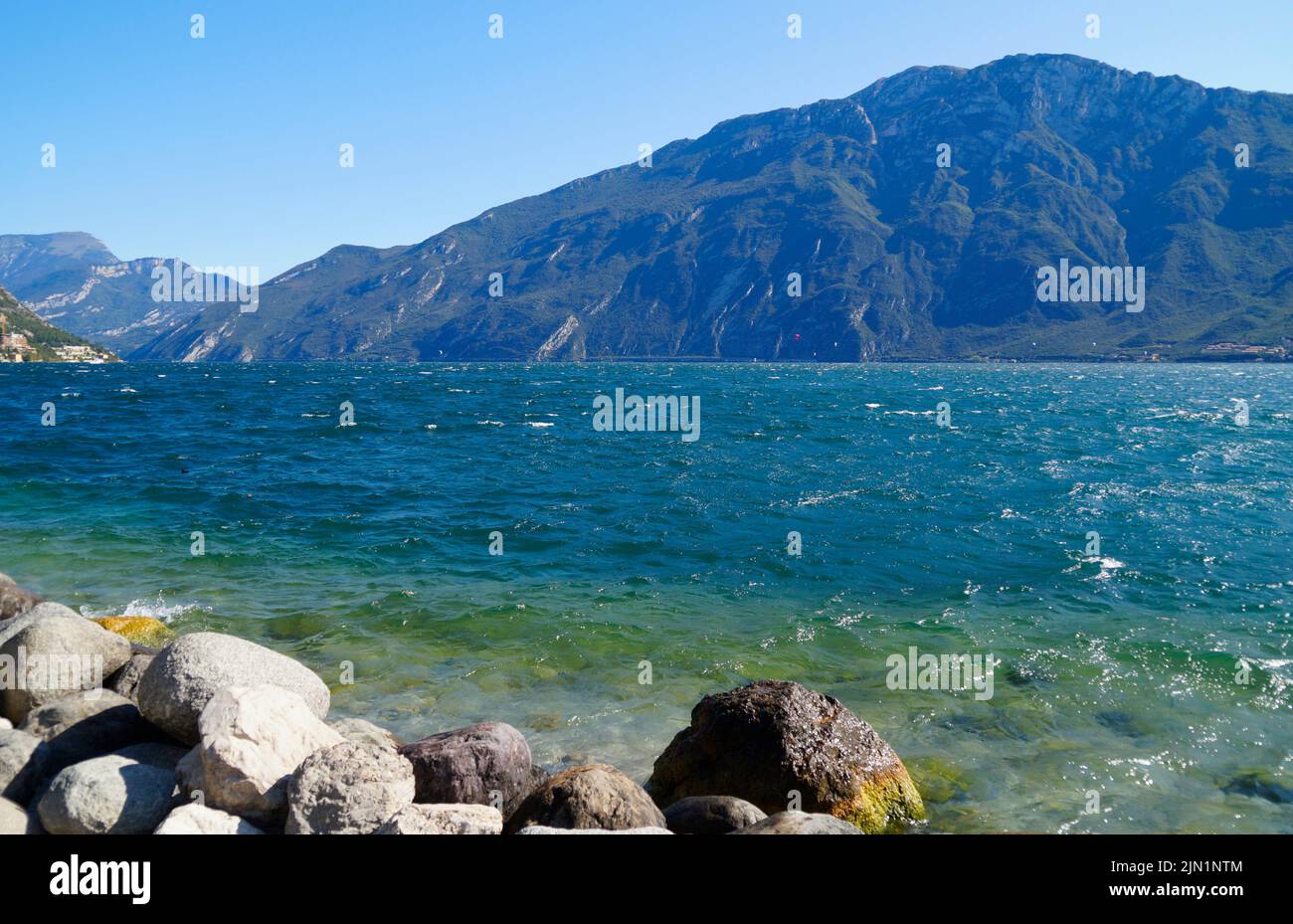 Port pittoresque de la ville italienne de Limone sul Garda sur le lac turquoise de Garde avec des montagnes en arrière-plan (Italie, Lombardie) Banque D'Images