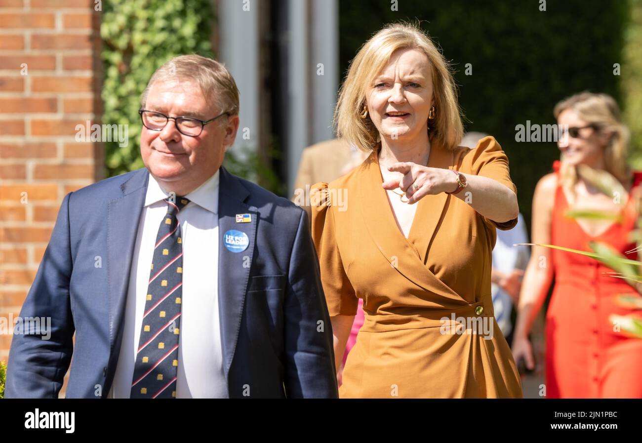 Brentwood, Royaume-Uni. 08th août 2022. Brentwood Essex 8th août 2022 Mark Francois député (à droite) Liz Truss, secrétaire aux Affaires étrangères, assiste à un rassemblement des membres du parti conservateur à l'appui de sa candidature pour le chef du Parti conservateur à Hutton Hall, Brentwood Essex crédit: Ian Davidson/Alay Live News Banque D'Images