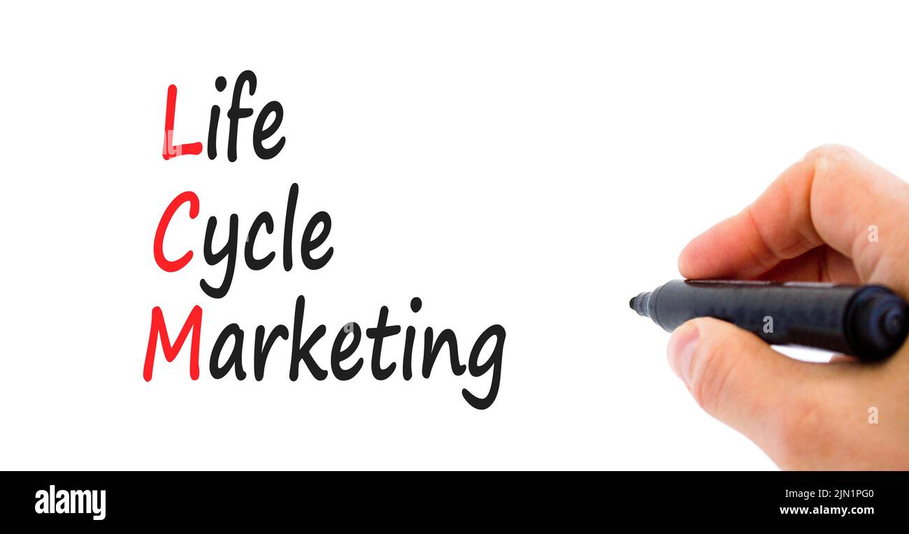 Symbole marketing du cycle de vie LCM. Concept mots LCM marketing cycle de vie sur un beau fond blanc. Main d'homme d'affaires. Business LCM cycle de vie marché Banque D'Images