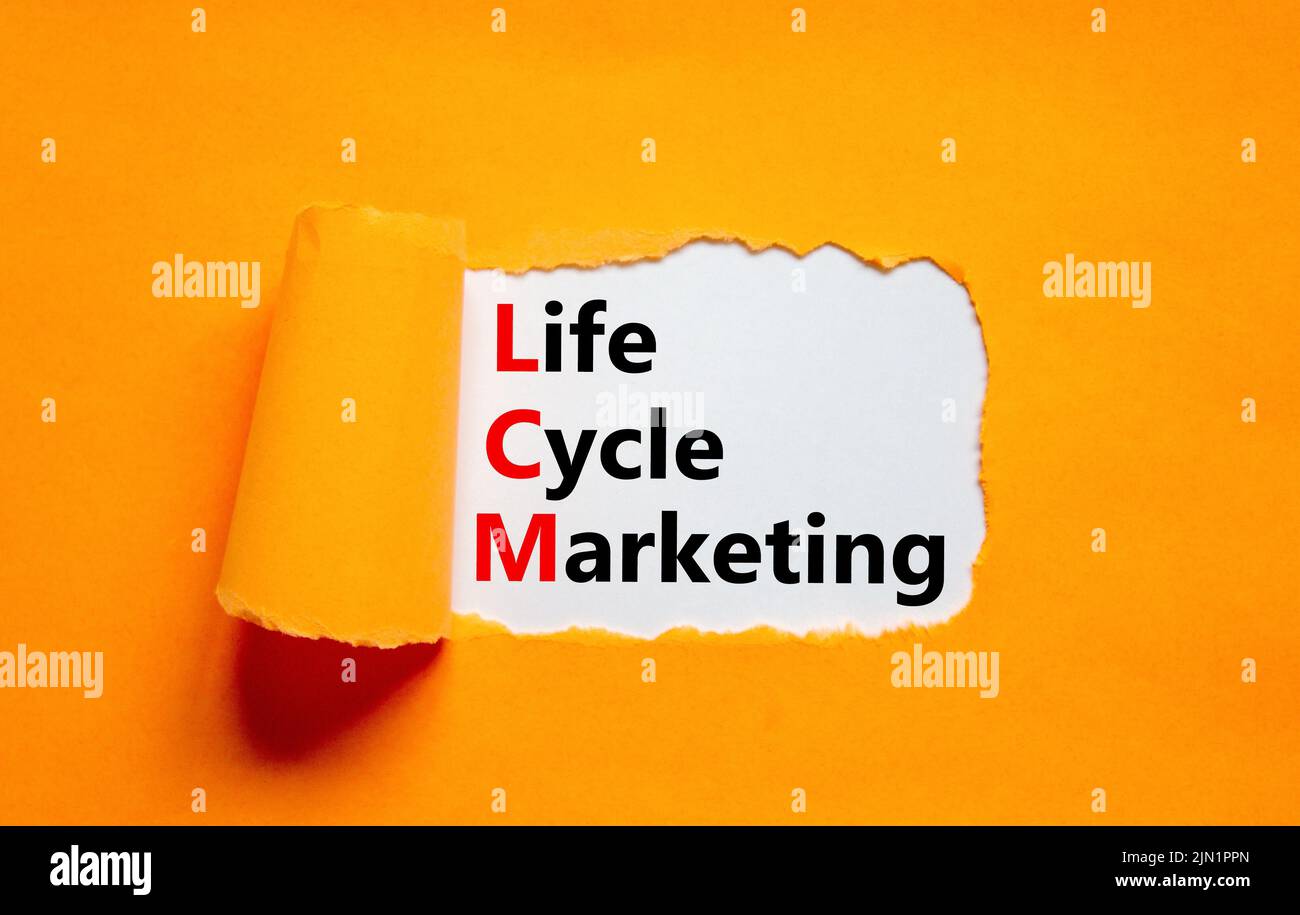 Symbole marketing du cycle de vie LCM. Concept mots LCM cycle de vie marketing sur livre blanc sur un beau fond orange. Marque de cycle de vie de l'entreprise et du LCM Banque D'Images
