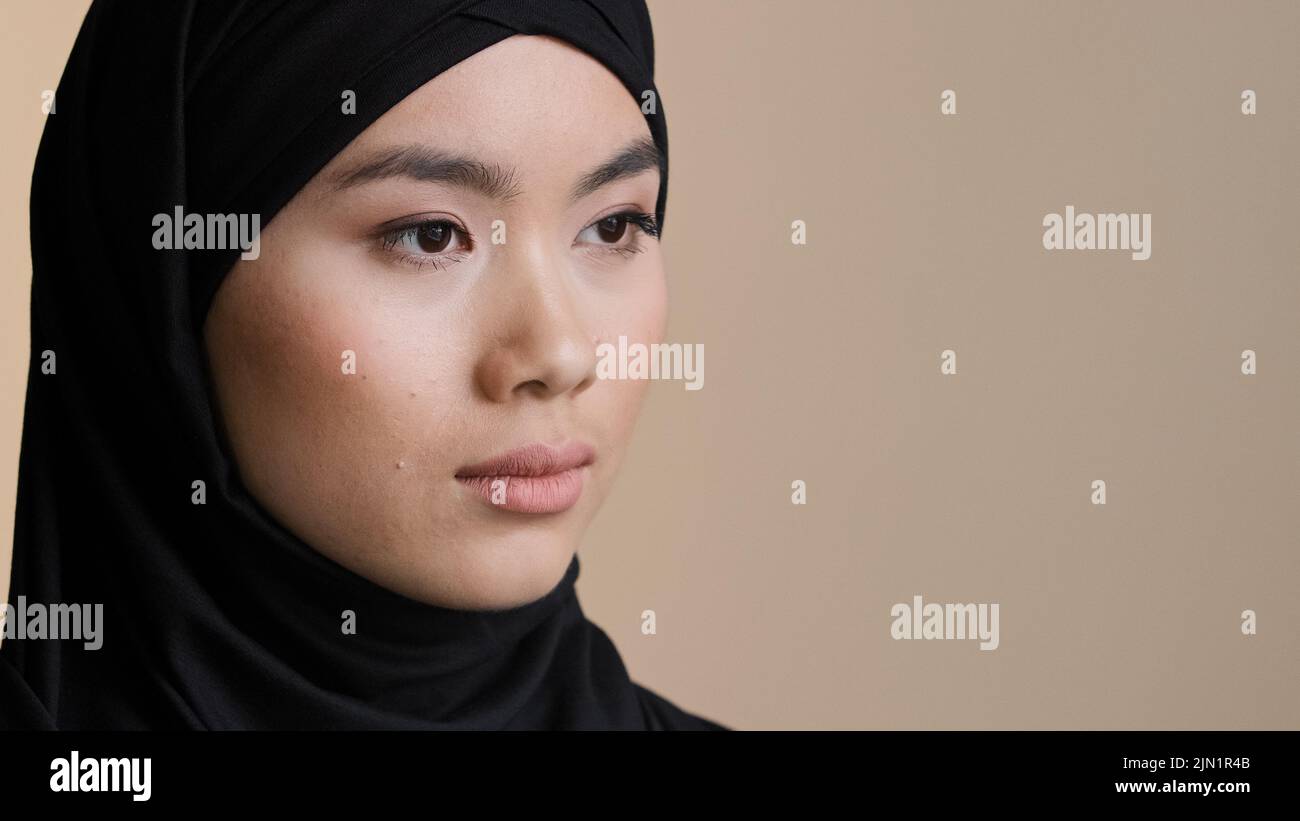 Portrait de femme islamique porte hijab noir orientale fille en deuil veuve musulmane dame dans le foulard de tête regardant dans la distance sérieux visage parfait Banque D'Images