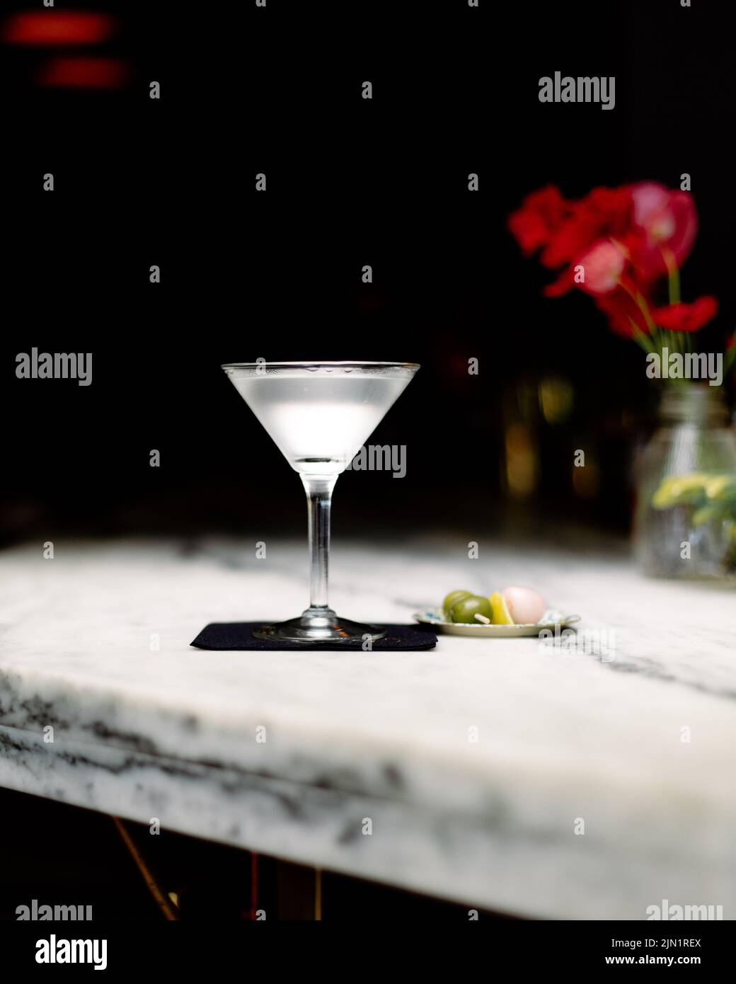 Le martini froid glacé se trouve sur un bar en marbre blanc Banque D'Images