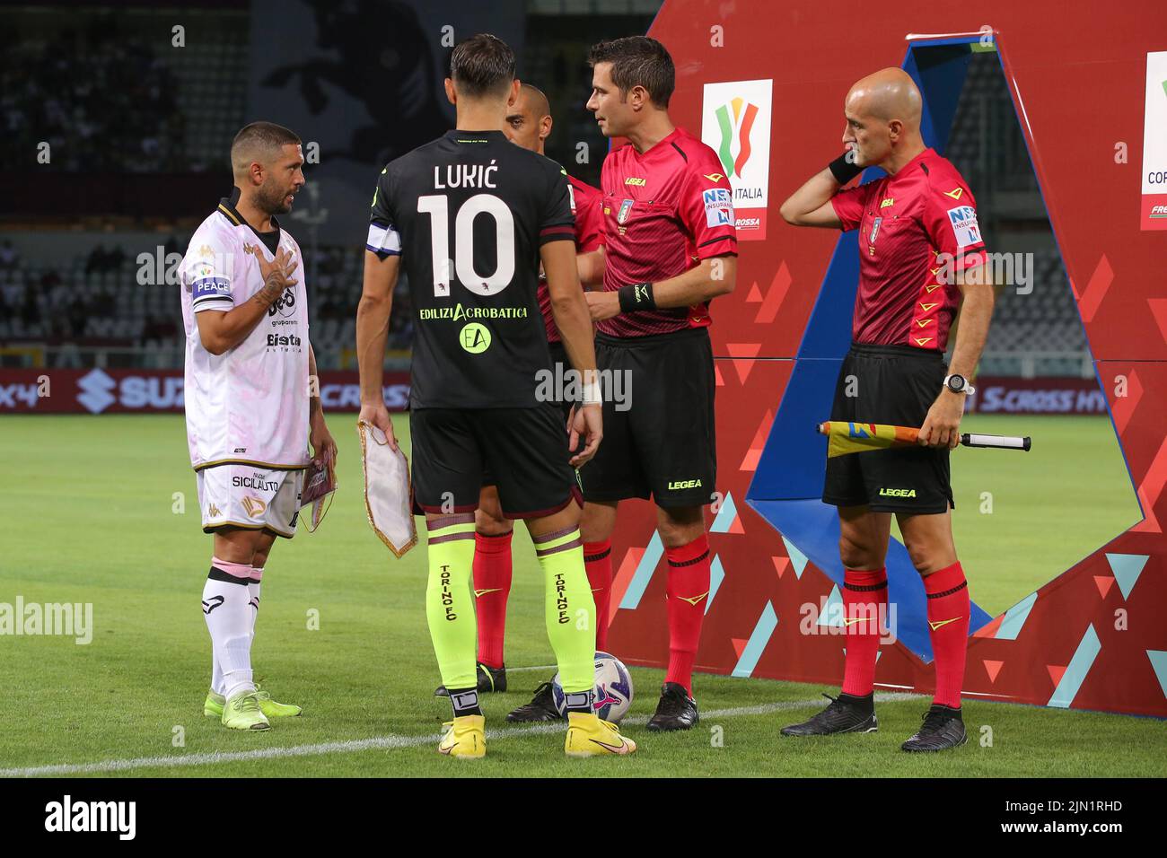 Turin, Italie, le 6th août 2022. L'arbitre Davide Ghersini parle avec les deux capitaines Francesco de Rose de Palerme et Sasa Lukic de Torino FC pendant le jeu de pièces avant le match Coppa Italia au Stadio Grande Torino, Turin. Le crédit photo devrait se lire: Jonathan Moscrop / Sportimage Banque D'Images