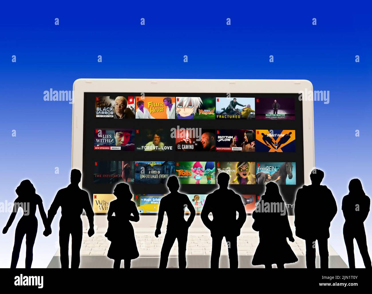 Netflix sur un écran d'ordinateur portable avec des silhouettes de personnes le regardant Banque D'Images