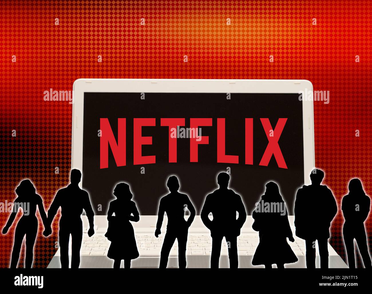 Netflix sur un écran d'ordinateur portable avec des silhouettes de personnes le regardant Banque D'Images