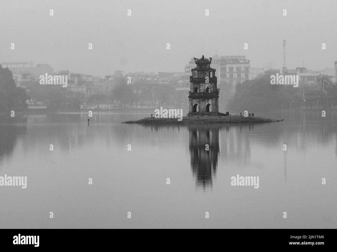 Tour de tortue du lac Hoan Kiem, Hanoï avec réflexion dans l'eau, Vietnam en noir et blanc monochrome Banque D'Images