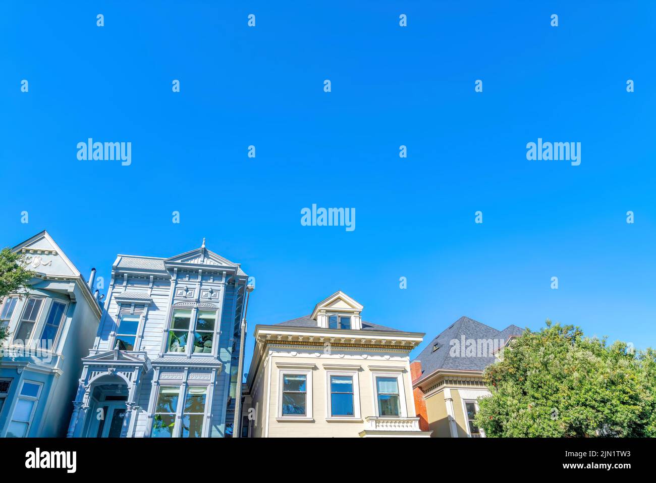 Façade de maisons victoriennes à San Francisco, Californie. Maisons individuelles avec fenêtres réfléchissantes et différentes structures architecturales. Banque D'Images