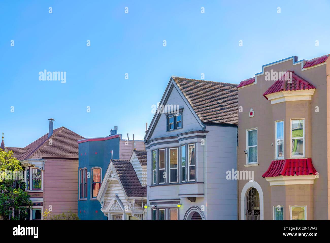 Maisons de banlieue de San Francisco, Californie, de style victorien et méditerranéen. Façade de maisons colorées avec un fond ciel clair. Banque D'Images