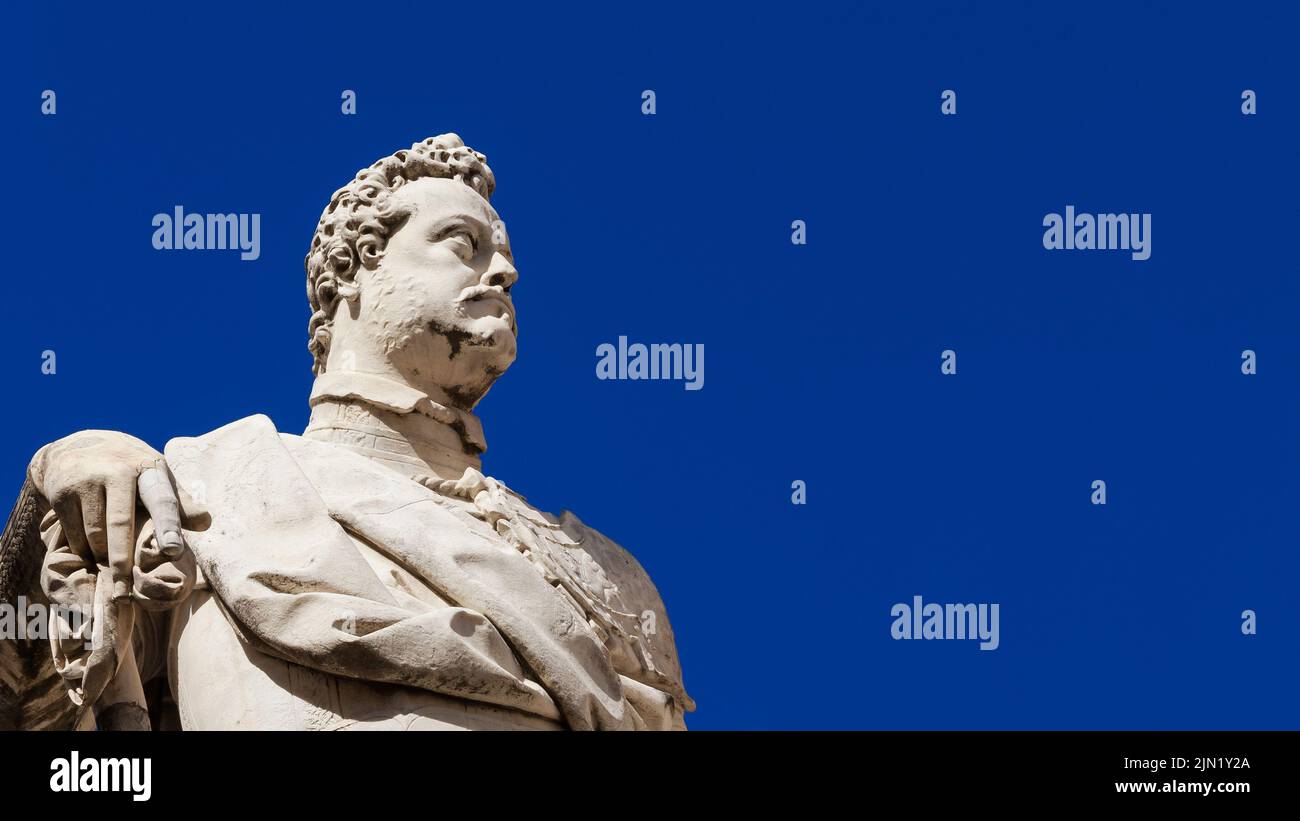 Ferdinando i Medici, Grand-duc de Toscane. Une statue en marbre érigée en 1594 dans le centre historique de Pise (avec ciel bleu et espace copie) Banque D'Images