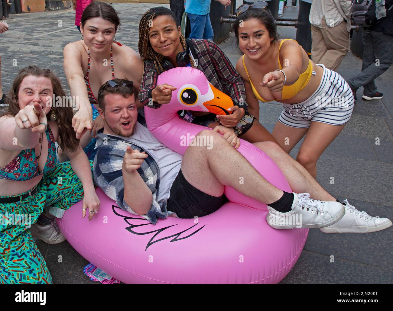 Edinburgh Festival Fringe, Royal Mile, Édimbourg, Écosse, Royaume-Uni. 8th août 2022. 4th jour des activités sur EdFinge dans High Street. Température de 22 degrés avec soleil occasionnel pour les visiteurs et les résidents échantillonnant des spectacles de rue, ainsi que les acteurs distribuant des circulaires et la promotion de leurs spectacles. Photo : membres de la troupe de Pool (PAS d'eau) par Mark Ravenhill, The Space on North Bridge. Credit: ArchWhite/alamy Live news Banque D'Images