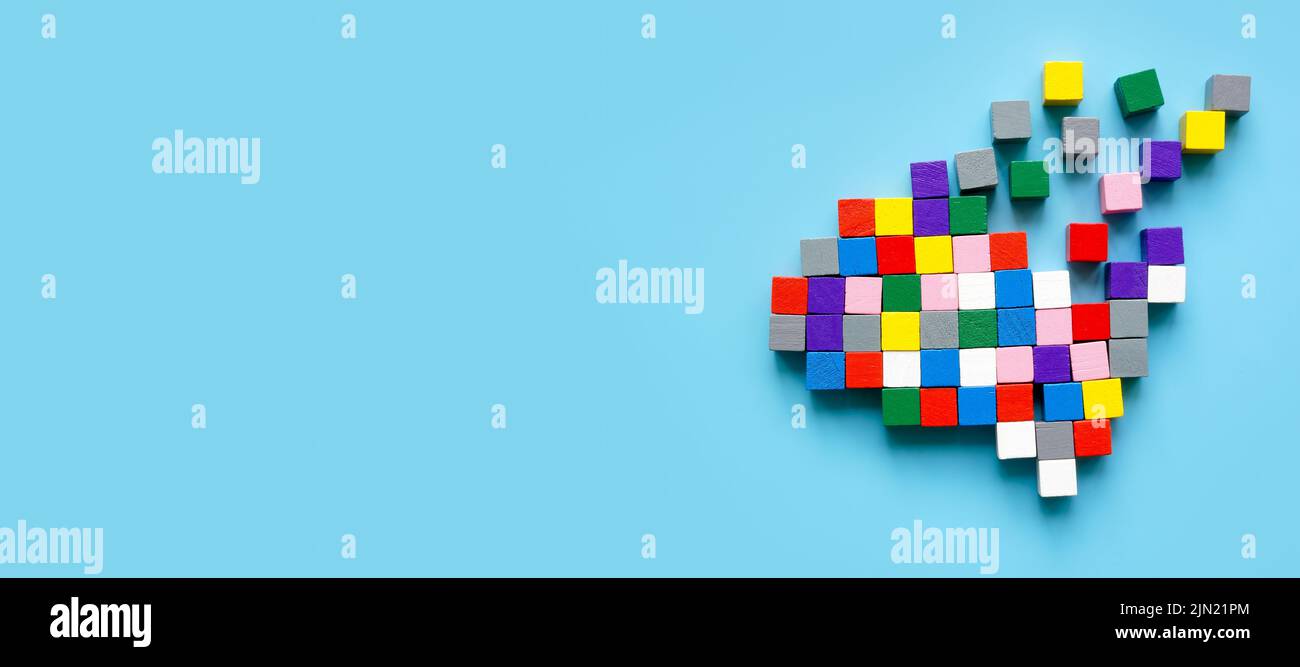 Le cerveau des cubes se désintègre. Le concept des problèmes de mémoire et de la maladie d'Alzheimer. Banque D'Images
