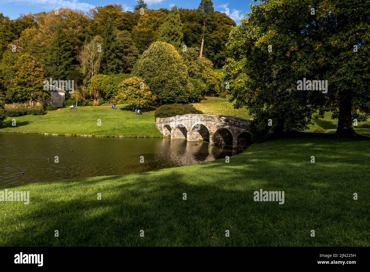 Stourhead Gardens fait partie d'un grand domaine au nord-ouest de la ville de Mere dans le comté de Wiltshire dans le Royaume-Uni Banque D'Images