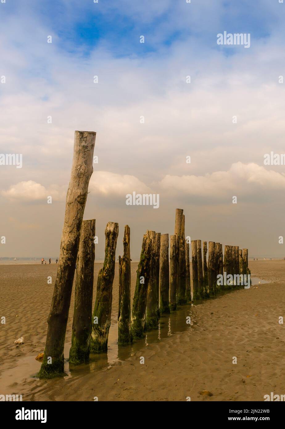 Le Breakwater sur West Wittering Beach près de chichester dans West Sussex, Royaume-Uni Banque D'Images