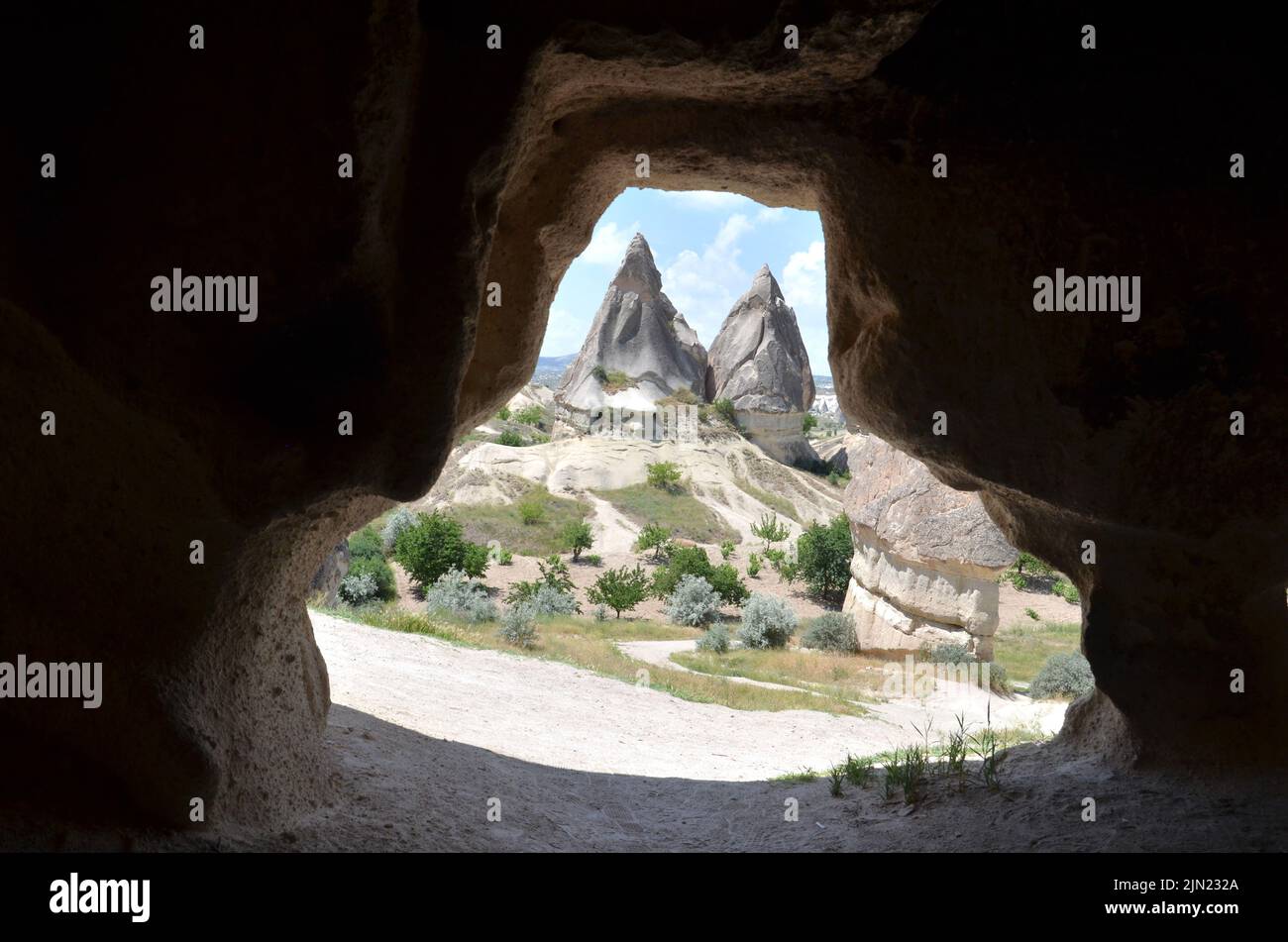 vue d'une grotte aux rochers de la « vallée des épées » cappadoce, turquie Banque D'Images