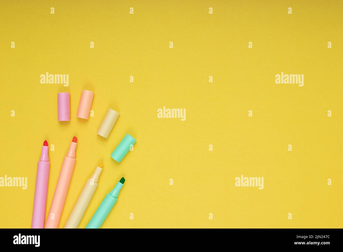 crayons de couleur. retour à l'école. Arrière-plan jaune isolé Banque D'Images