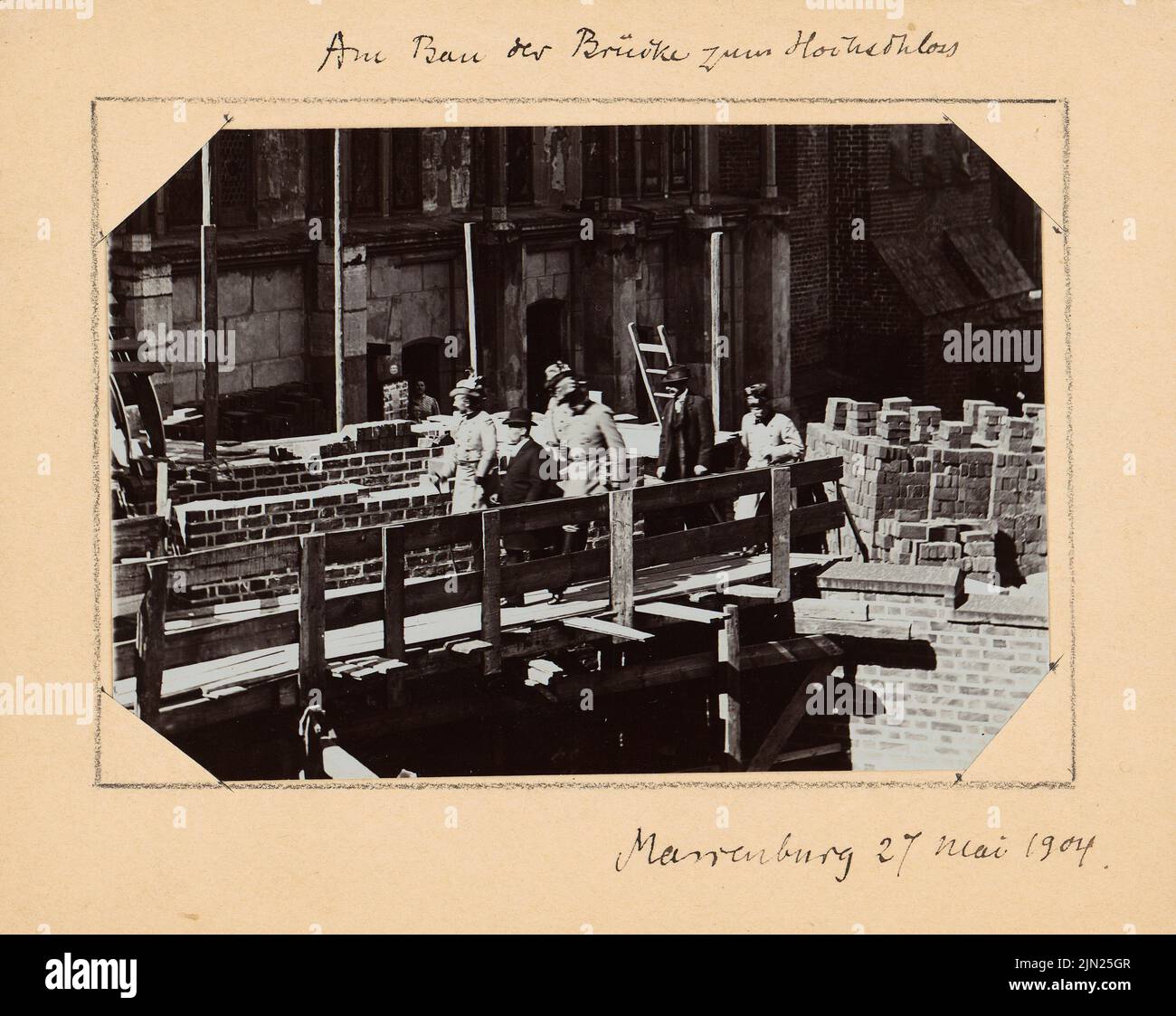 Steinbrecht Conrad (1849-1923), Marienburg, Restauration sous Steinbrecht 1882-1918, lettres et photos à R. Persius: Construction du pont vers le haut château. Photo sur carton, 12 x 15,1 cm (y compris les bords de numérisation) Banque D'Images