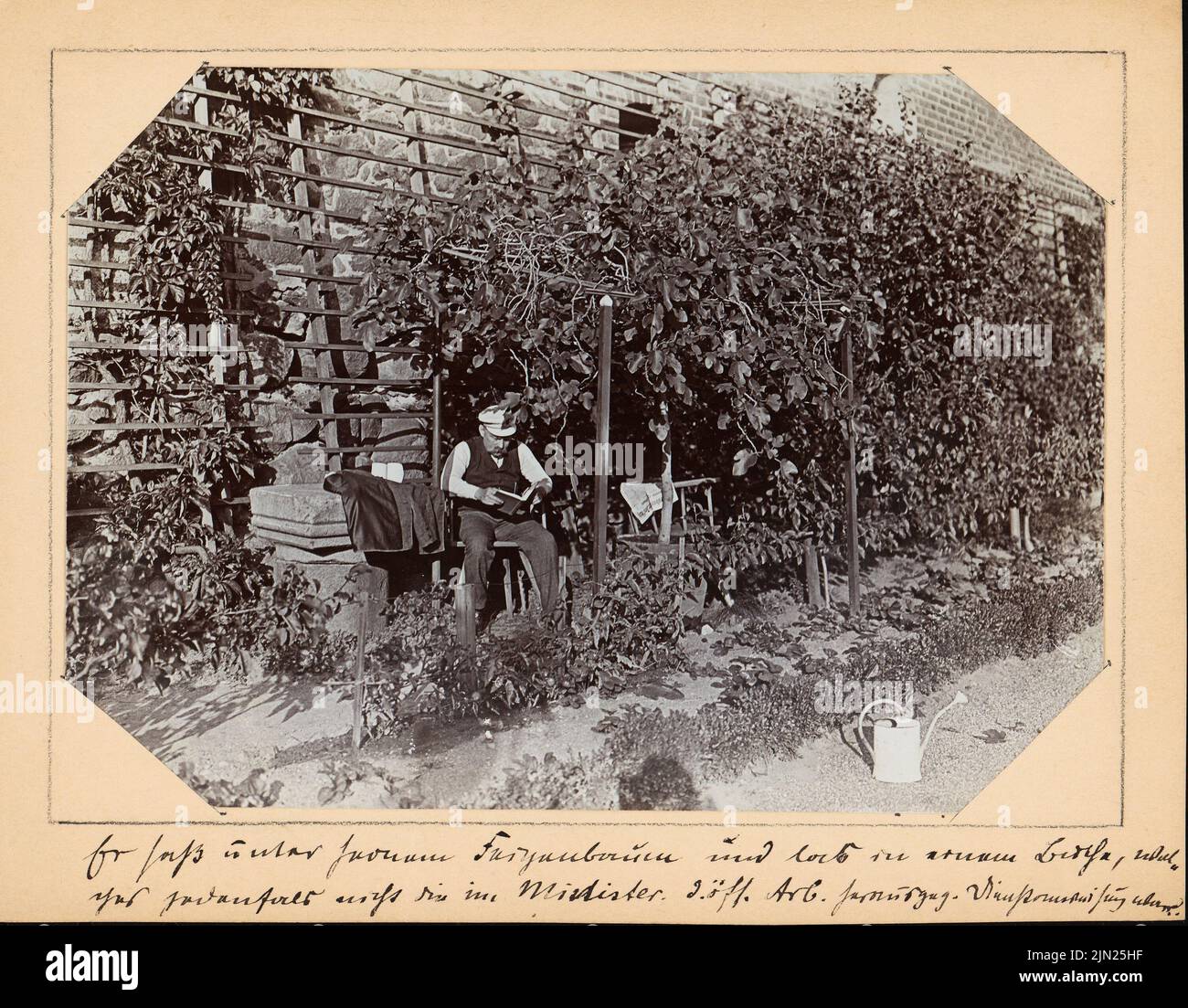 Steinbrecht Conrad (1849-1923), Marienburg, Restauration sous Steinbrecht 1882-1918, lettres et photos à R. Persius: Steinbrecht dans le jardin. Photo sur carton, 15,2 x 19,5 cm (y compris les bords de numérisation) Banque D'Images
