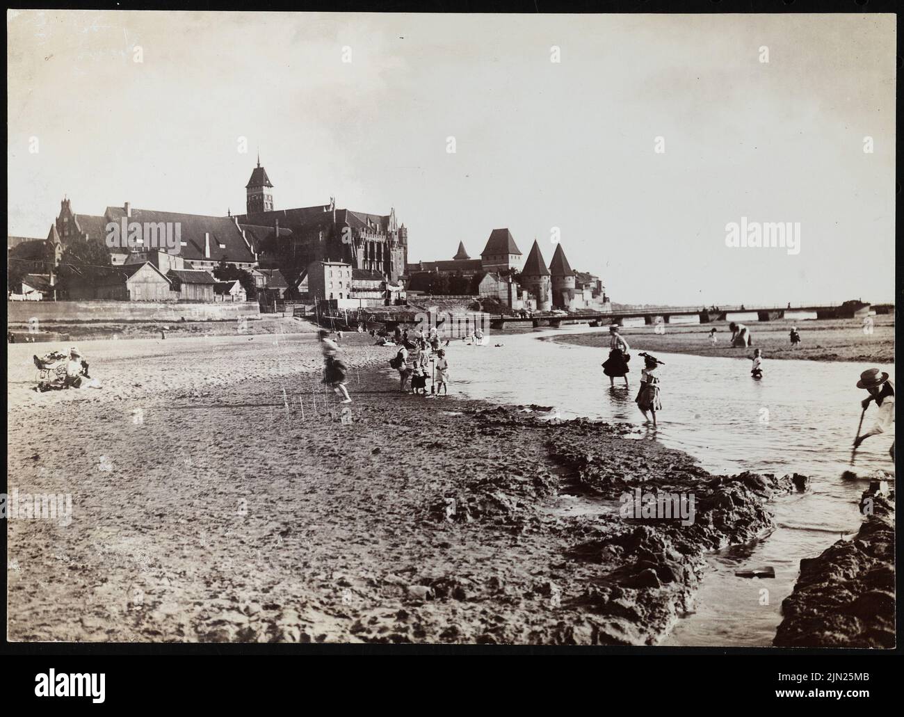 Steinbrecht Conrad (1849-1923), Marienburg, Restauration sous Steinbrecht 1882-1918, lettres et photos à R. Persius: Voir avec le pont de Nogat. Photo sur carton, 12,6 x 17,4 cm (y compris les bords de numérisation) Banque D'Images