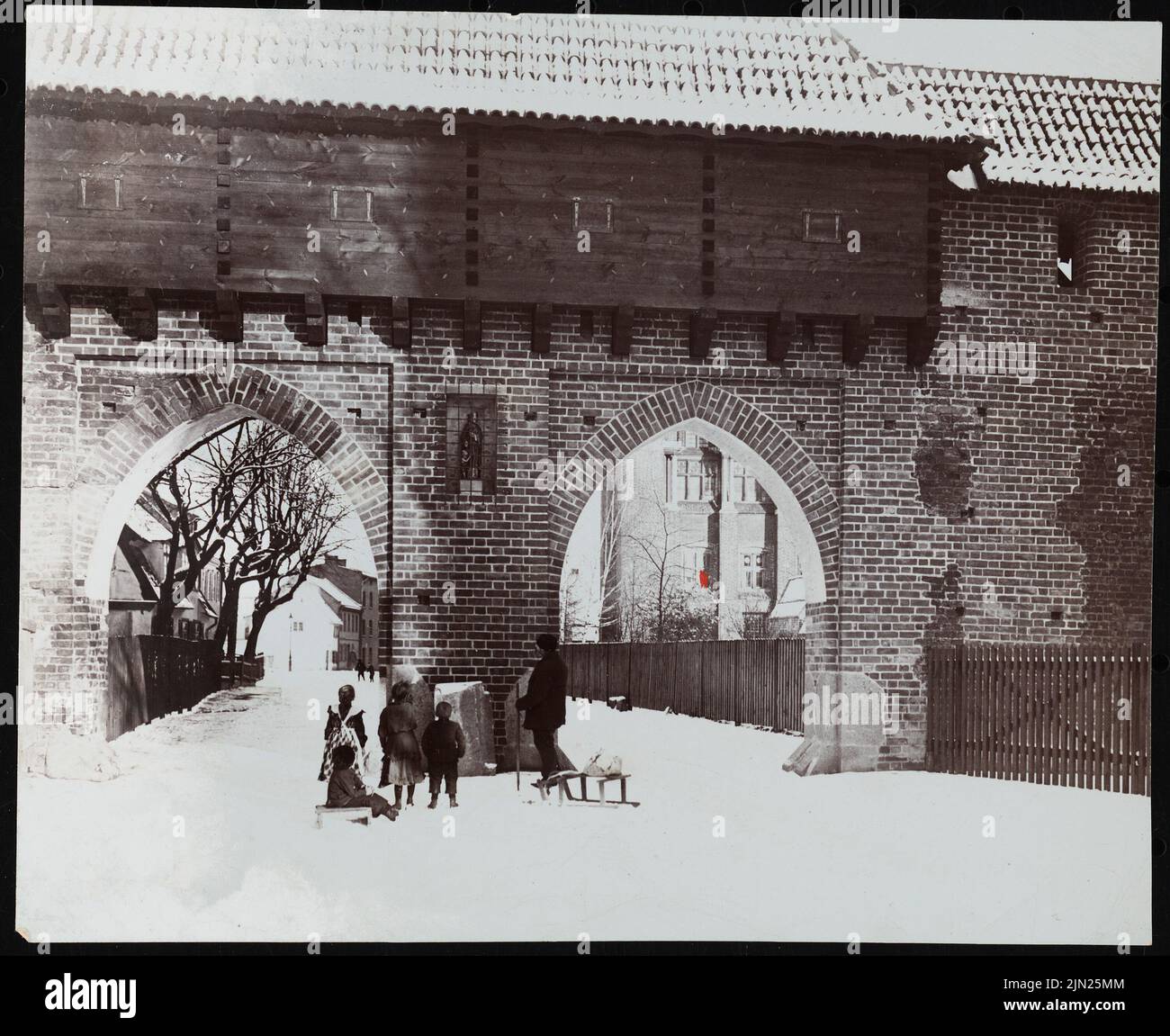 Steinbrecht Conrad (1849-1923), Marienburg, Restauration sous Steinbrecht 1882-1918, lettres et photos à R. Persius: Vue de la porte en hiver. Photo sur carton, 12,5 x 15,3 cm (y compris les bords de numérisation) Banque D'Images