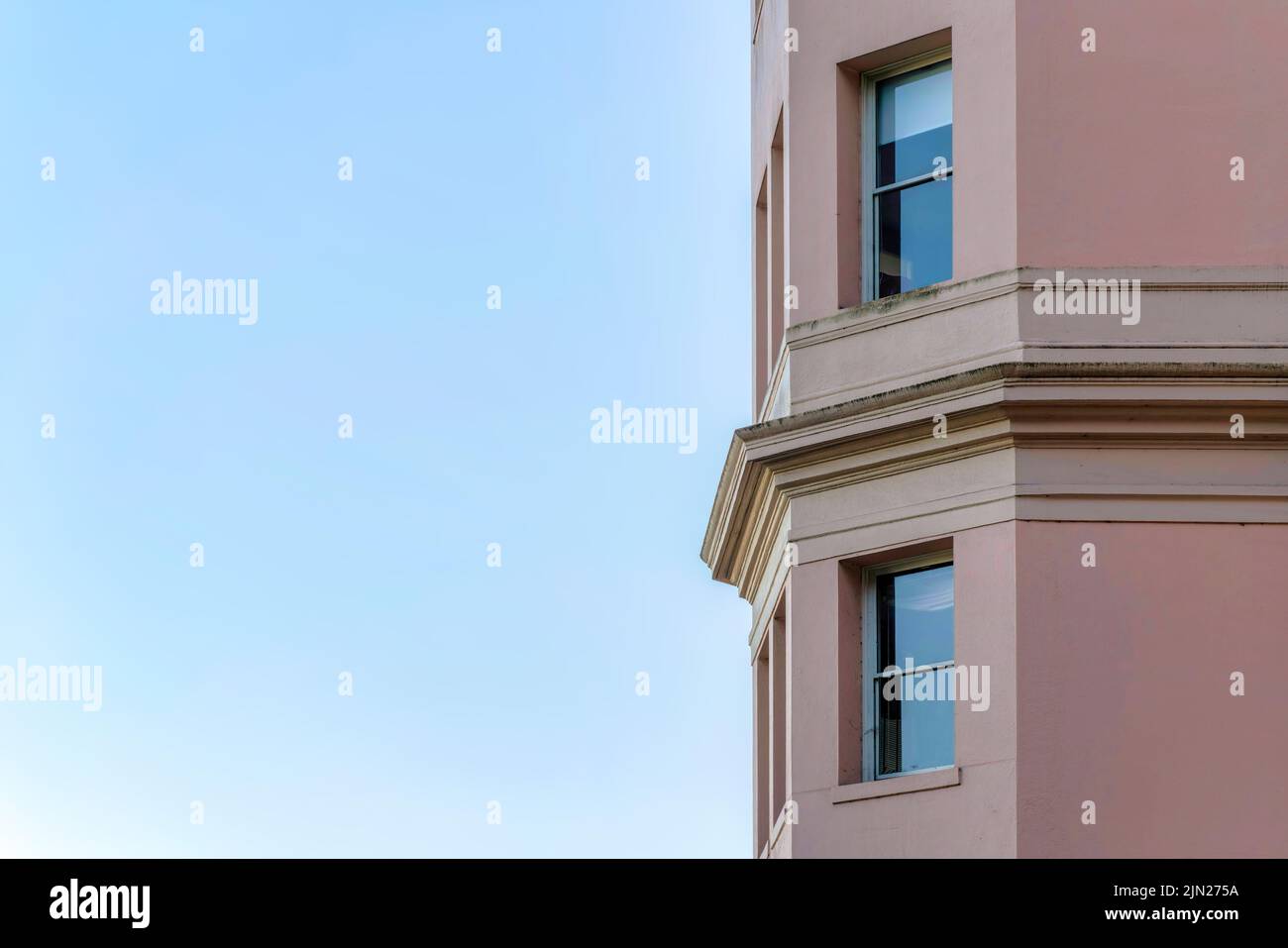 Extérieur des baies vitrées avec panneaux de verre réfléchissants à San Francisco, Californie. Structure de bâtiment sur la droite avec des garnitures beige au milieu du t Banque D'Images