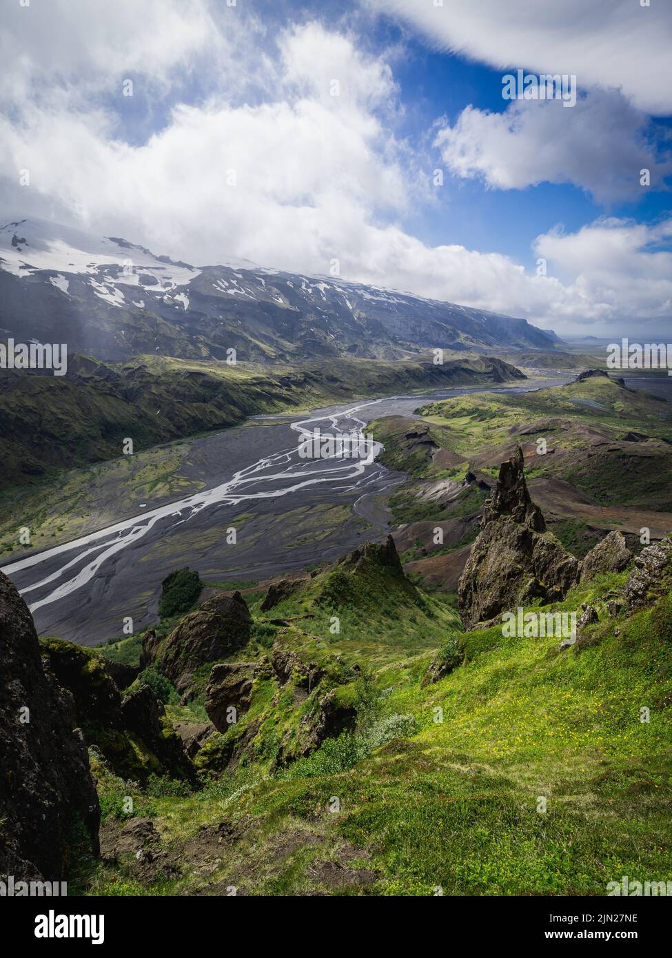 Une photo verticale de la rivière dans la vallée de Porsmork, en Islande Banque D'Images