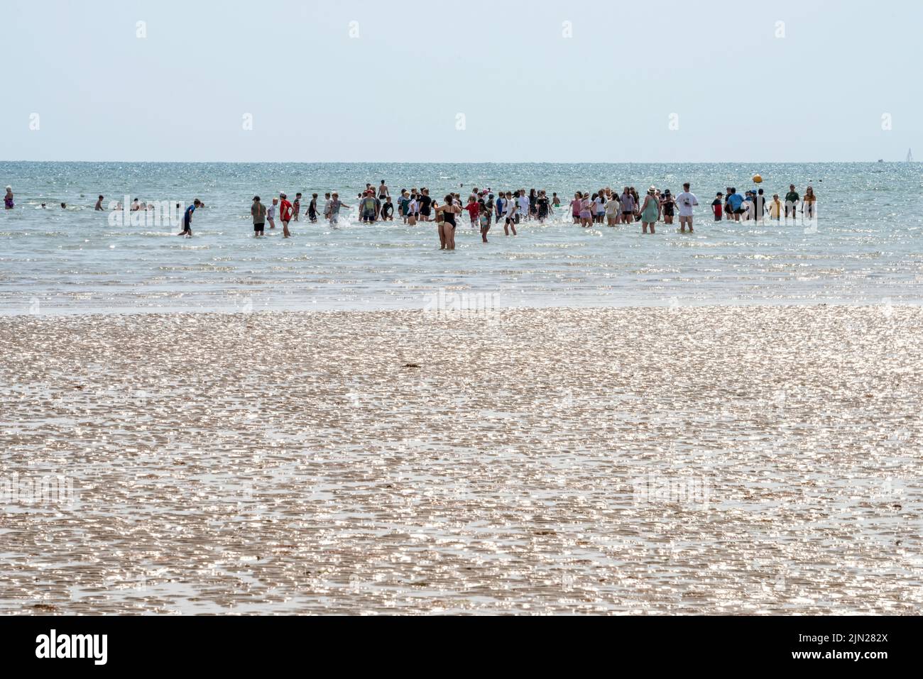 Littlehampton, 21 juillet 2022 : les enfants qui s'amusent dans la mer le dernier jour de leur séjour Banque D'Images