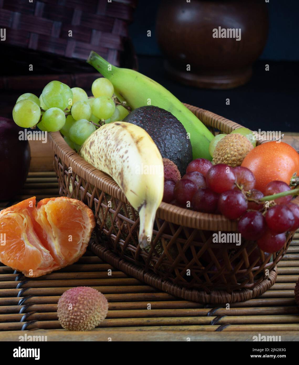 Panier de fruits sur plateau en bambou à fentes Banque D'Images