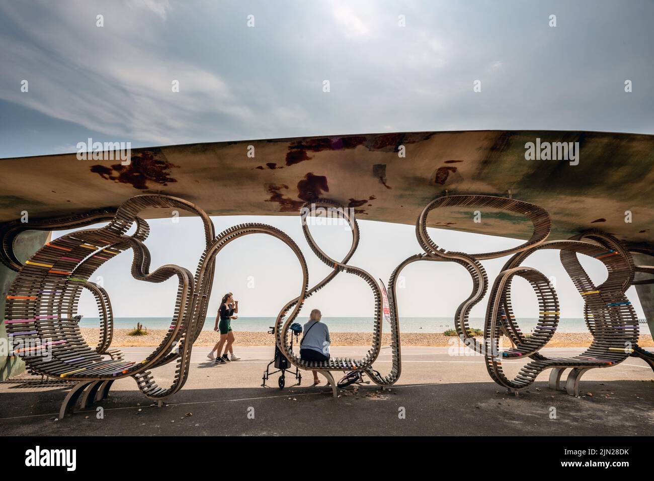 Littlehampton, 21 juillet 2022 : le long banc sur la plage Banque D'Images