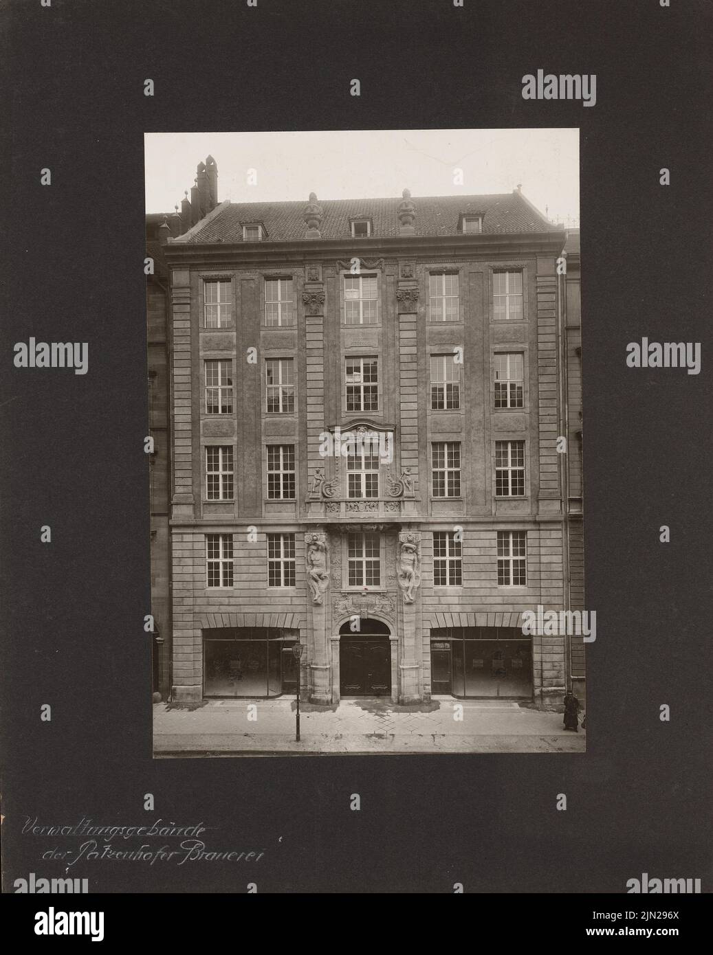 Dernburg Hermann (1868-1935), bâtiment commercial de la brasserie de stock Patzenhofer, Berlin: Vue. Photo sur carton, 55,3 x 44,1 cm (y compris les bords de numérisation) Banque D'Images