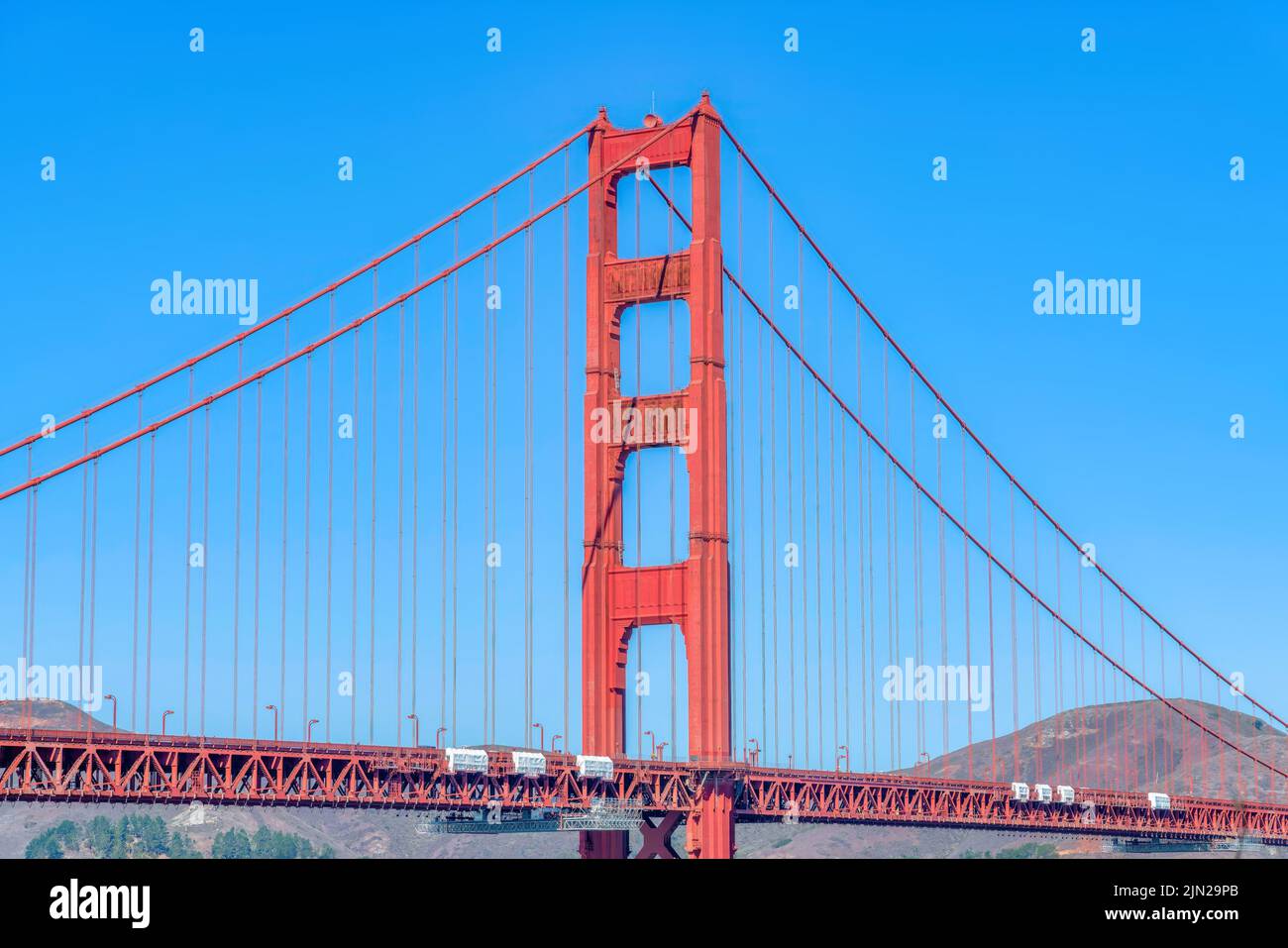 Tour du Golden Gate Bridge à San Francisco, Californie. Golden Gate Bridge en gros plan contre la montagne et ciel bleu clair. Banque D'Images